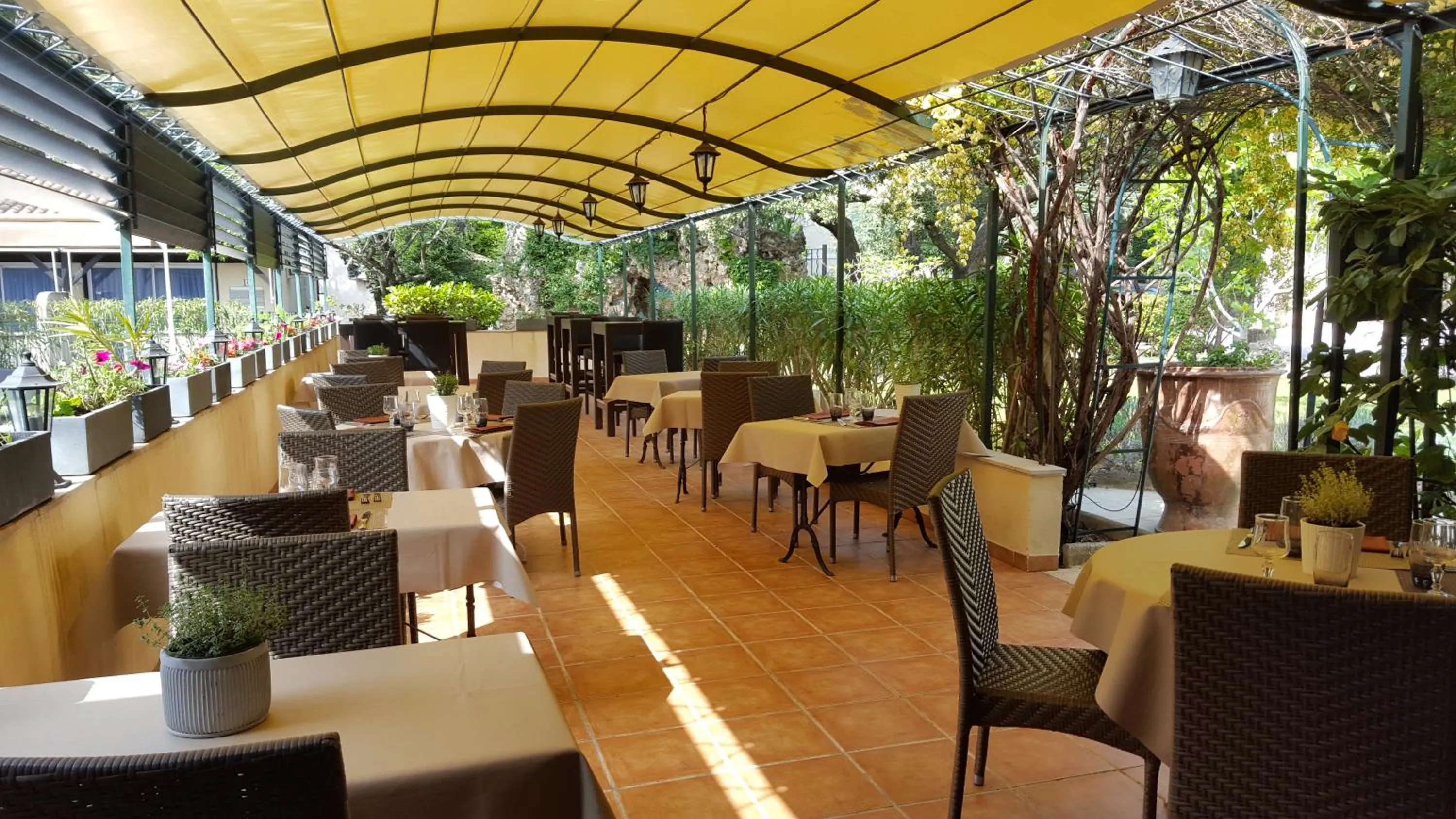 Restaurant/places to eat in Logis Hôtel - Restaurant Résidence Les Cèdres