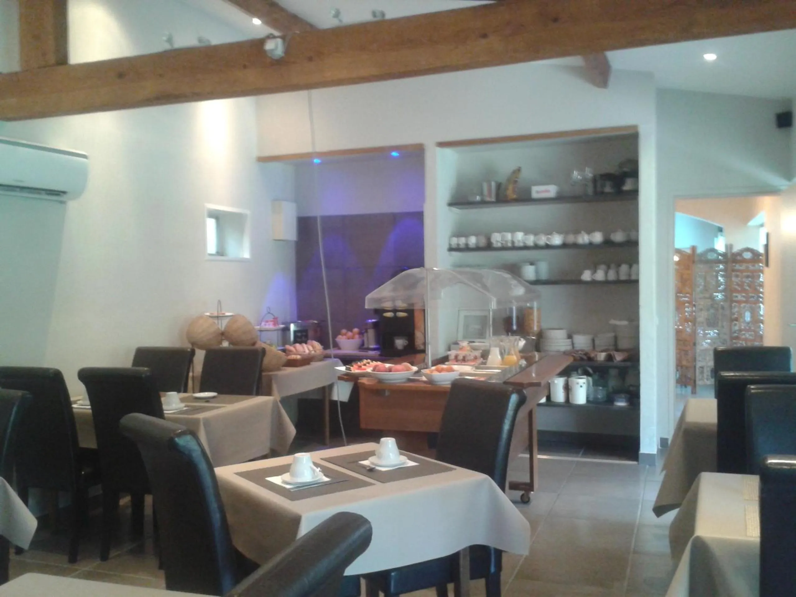 Breakfast in Logis Hôtel - Restaurant Résidence Les Cèdres