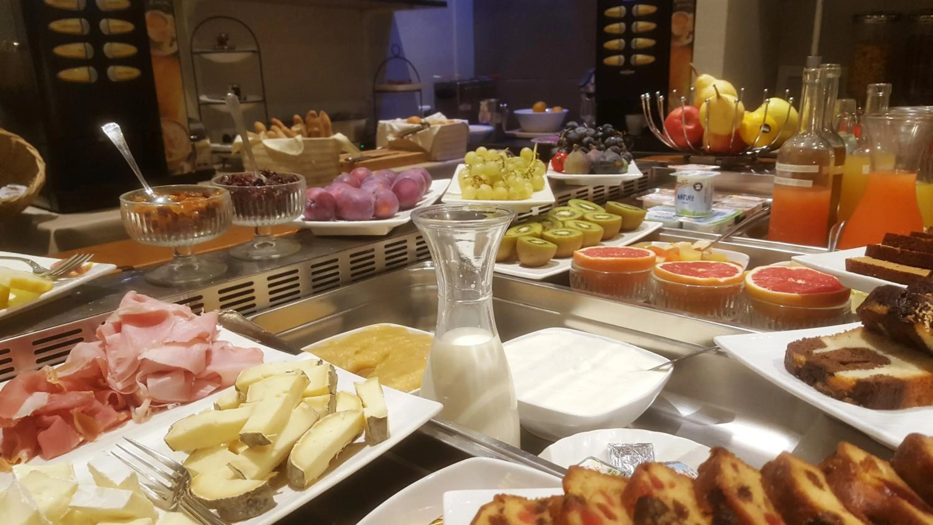 Buffet breakfast in Logis Hôtel - Restaurant Résidence Les Cèdres