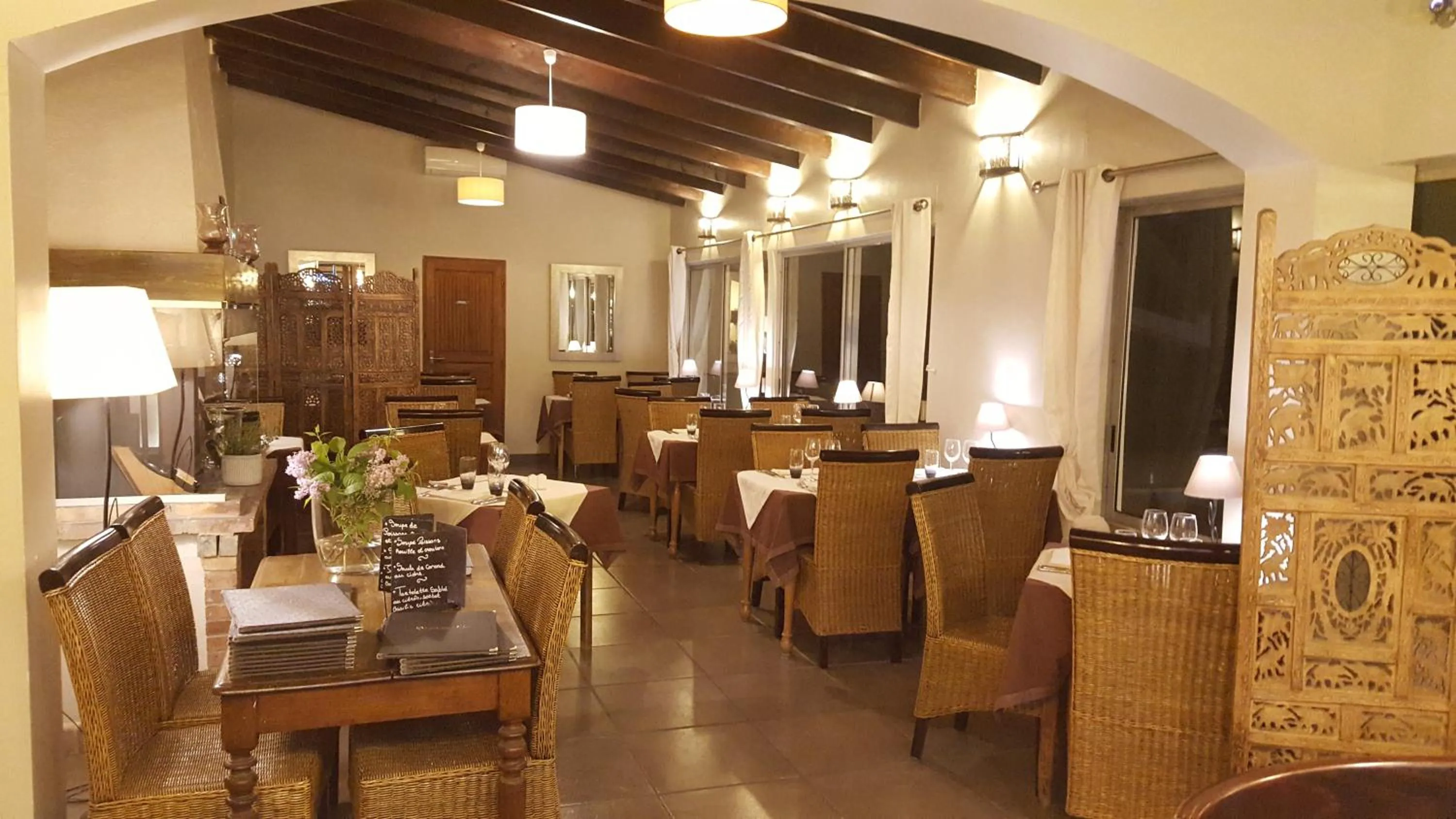 Restaurant/places to eat in Logis Hôtel - Restaurant Résidence Les Cèdres