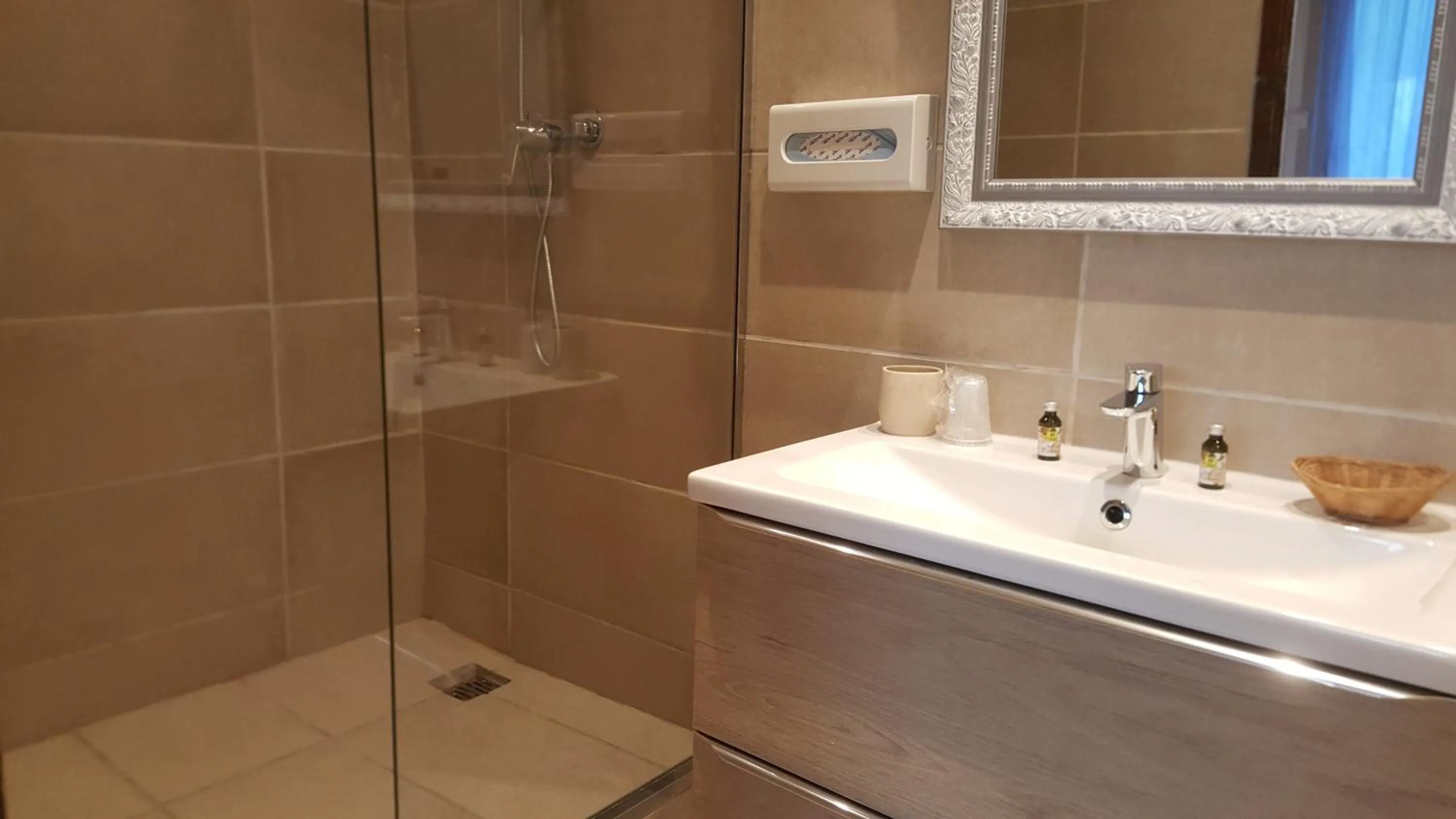 Bathroom in Logis Hôtel - Restaurant Résidence Les Cèdres