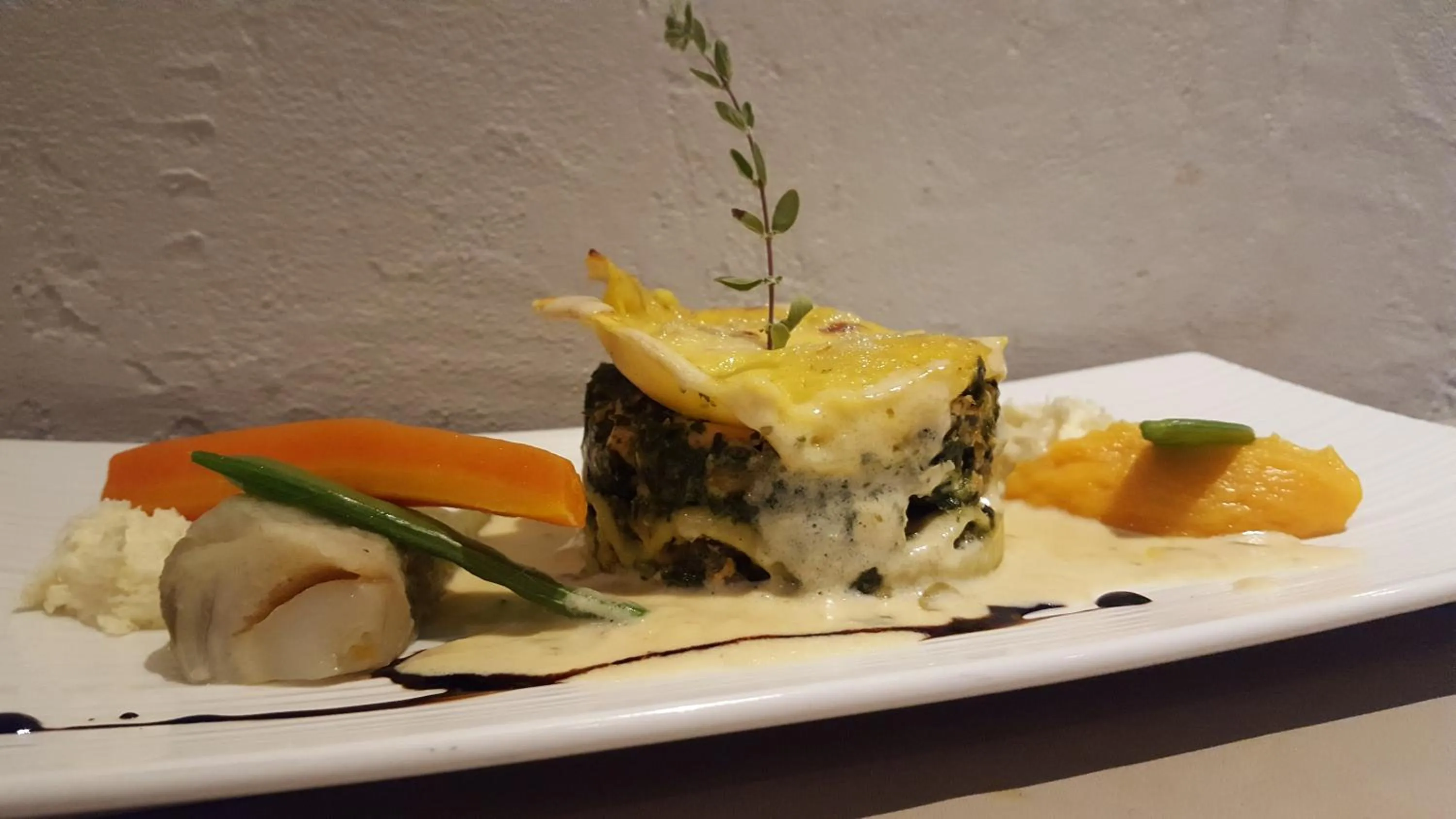 Food and drinks in Logis Hôtel - Restaurant Résidence Les Cèdres