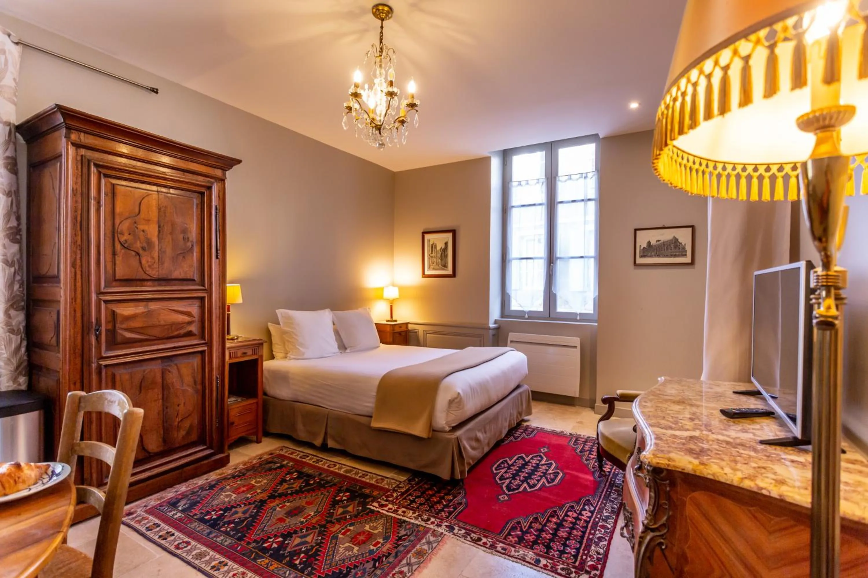 TV and multimedia, Bed in La Maison d'Aristide - Jacques Cœur - Panette Collection