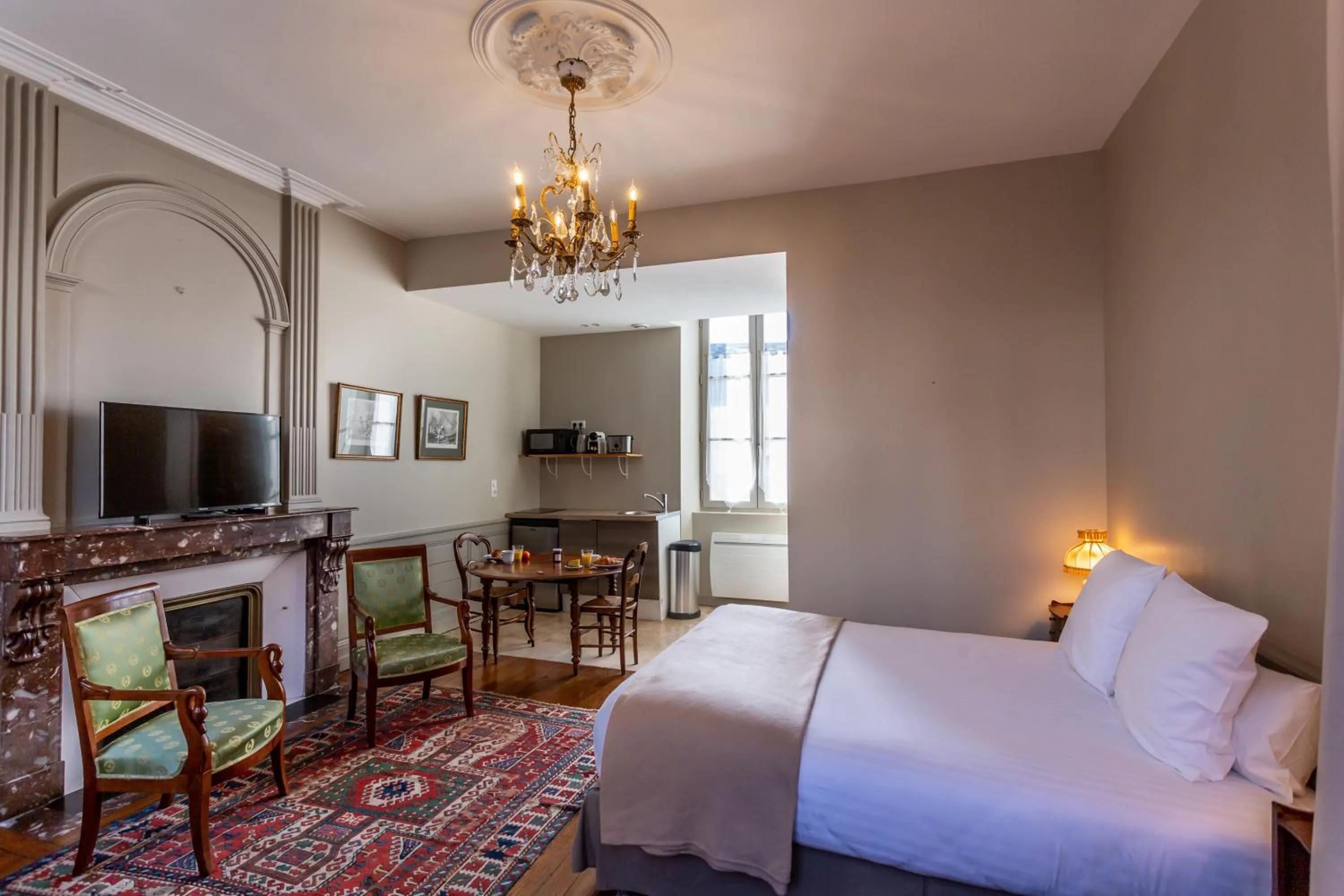 Bed in La Maison d'Aristide - Jacques Cœur - Panette Collection
