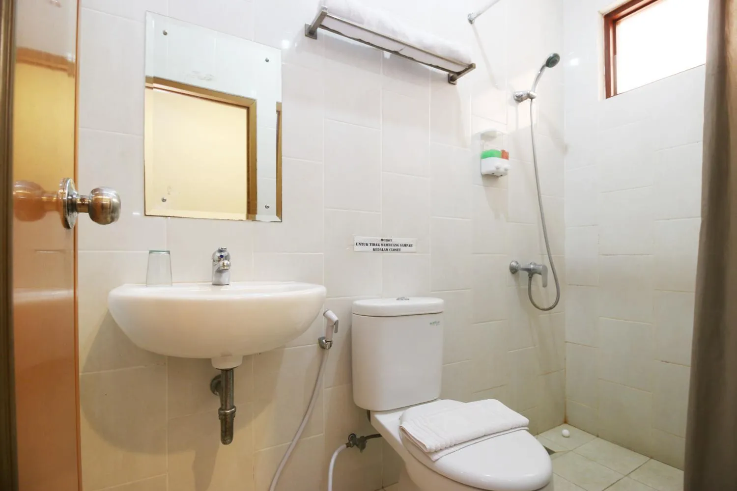 Bathroom in RedDoorz Syariah Plus near Cirebon Super Block Mall 2
