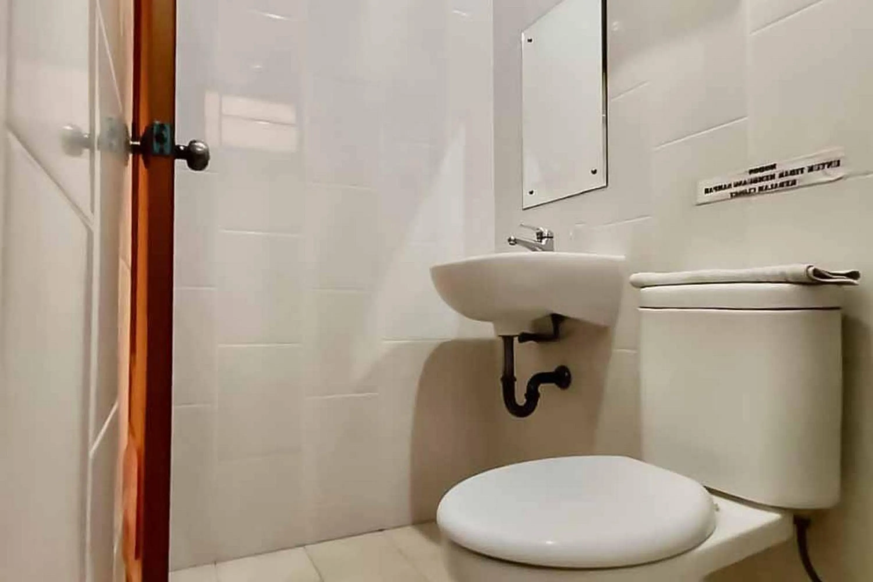 Bathroom in RedDoorz Syariah Plus near Cirebon Super Block Mall 2