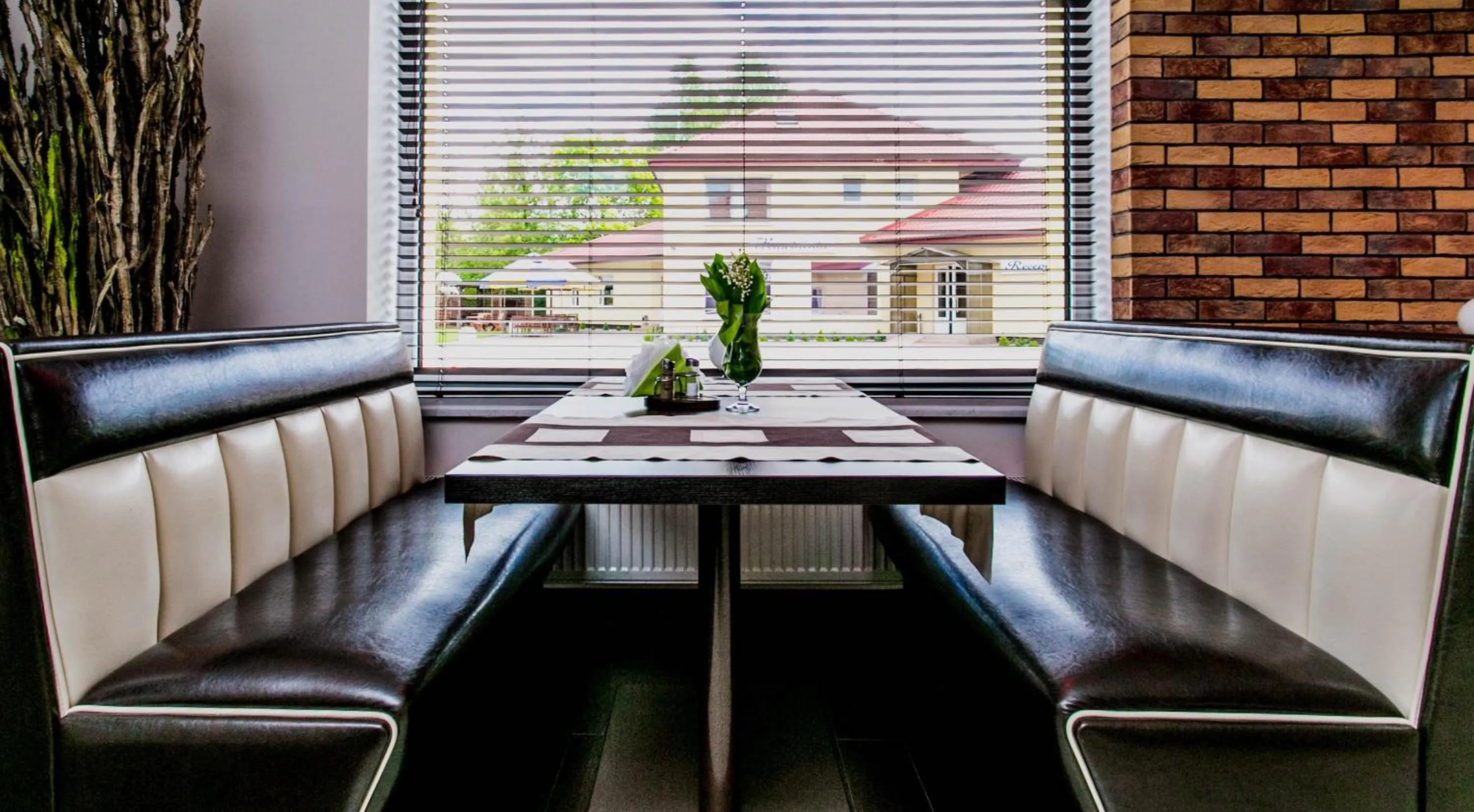 Restaurant/places to eat in Hotel Twins