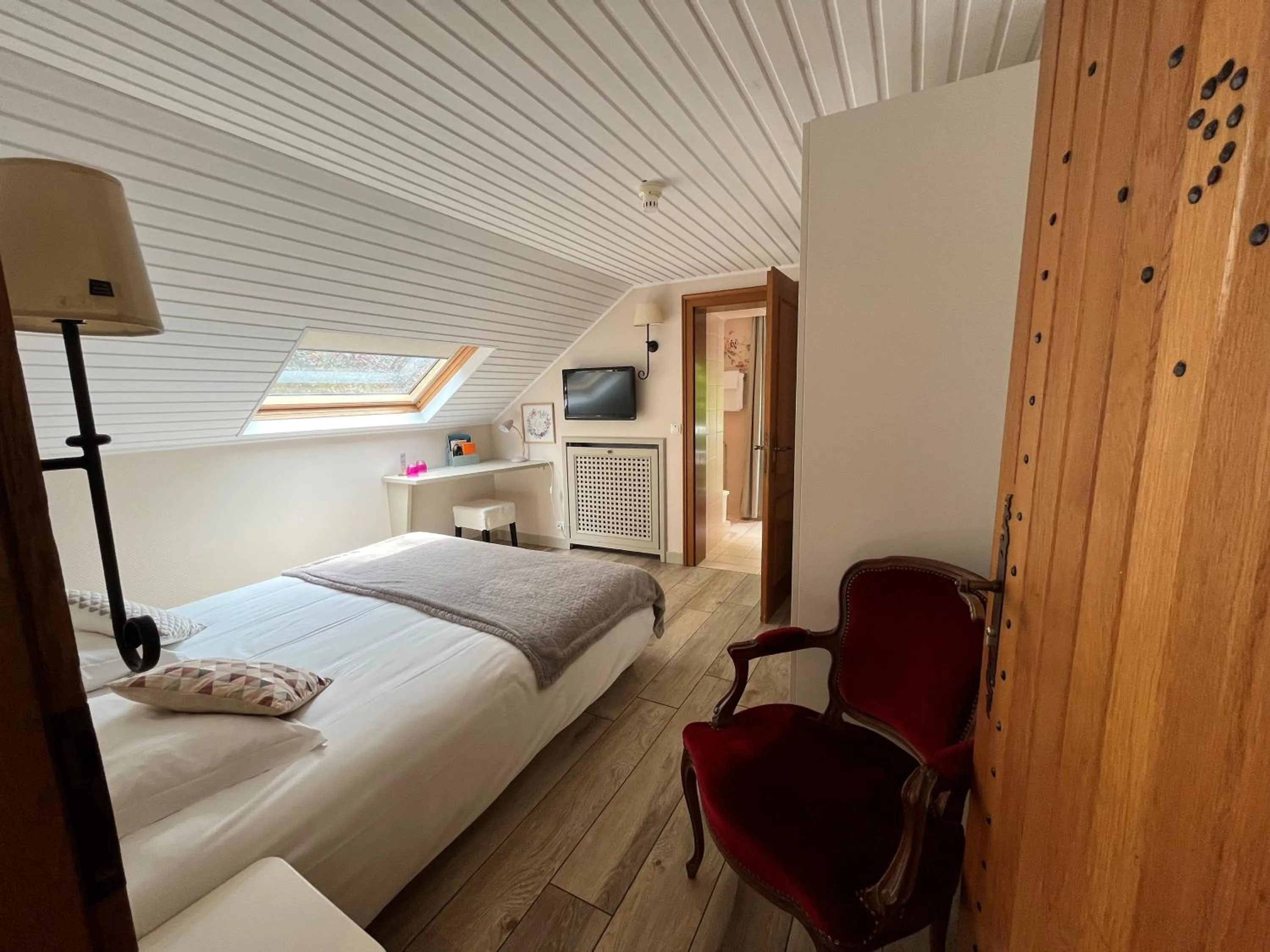 Photo of the whole room, Bed in Auberge De La Gaichel