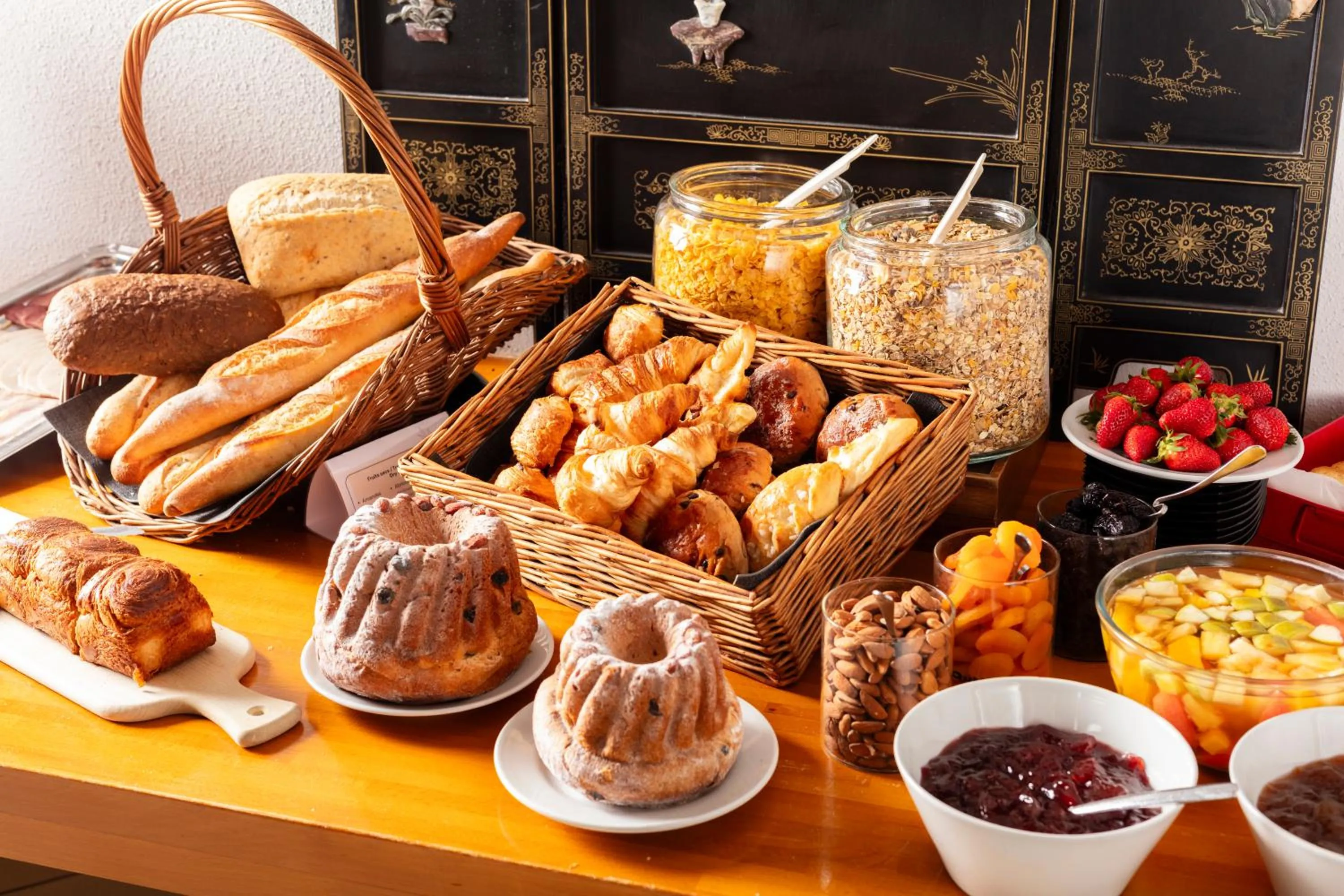 Breakfast in Hôtel Restaurant La Vallée Noble, proche Eguisheim Colmar