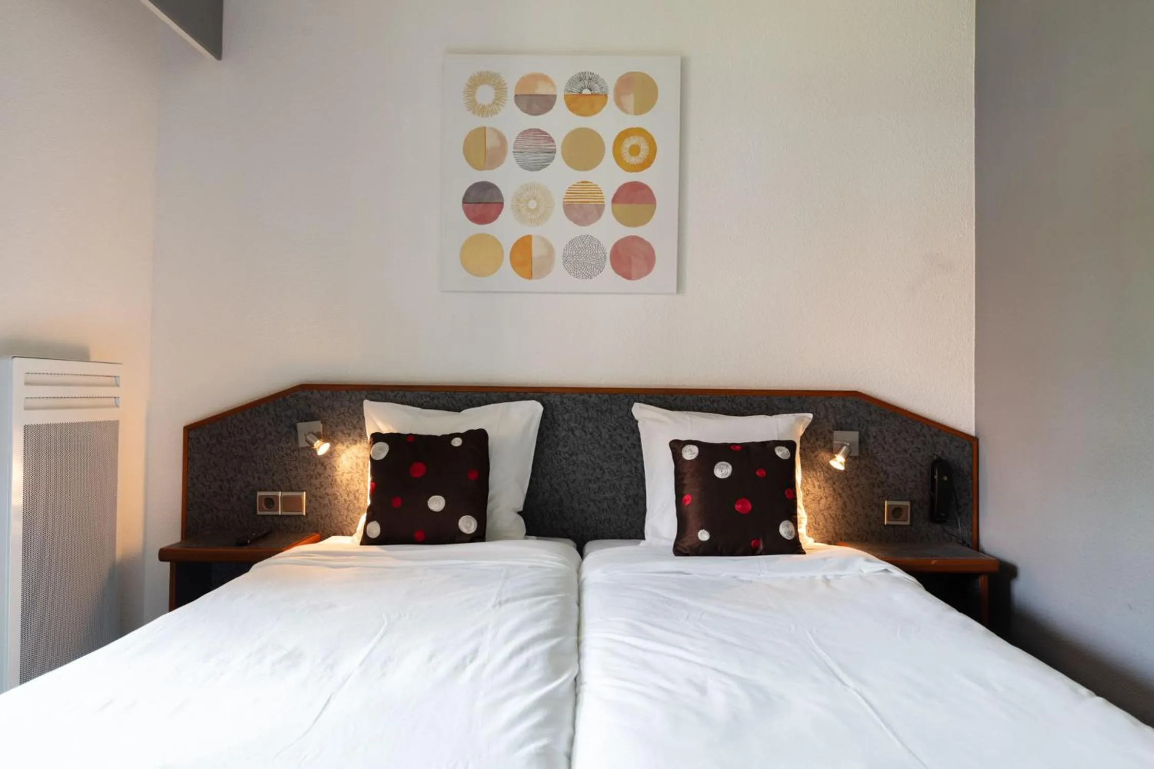 Bedroom, Bed in Hôtel Restaurant La Vallée Noble, proche Eguisheim Colmar