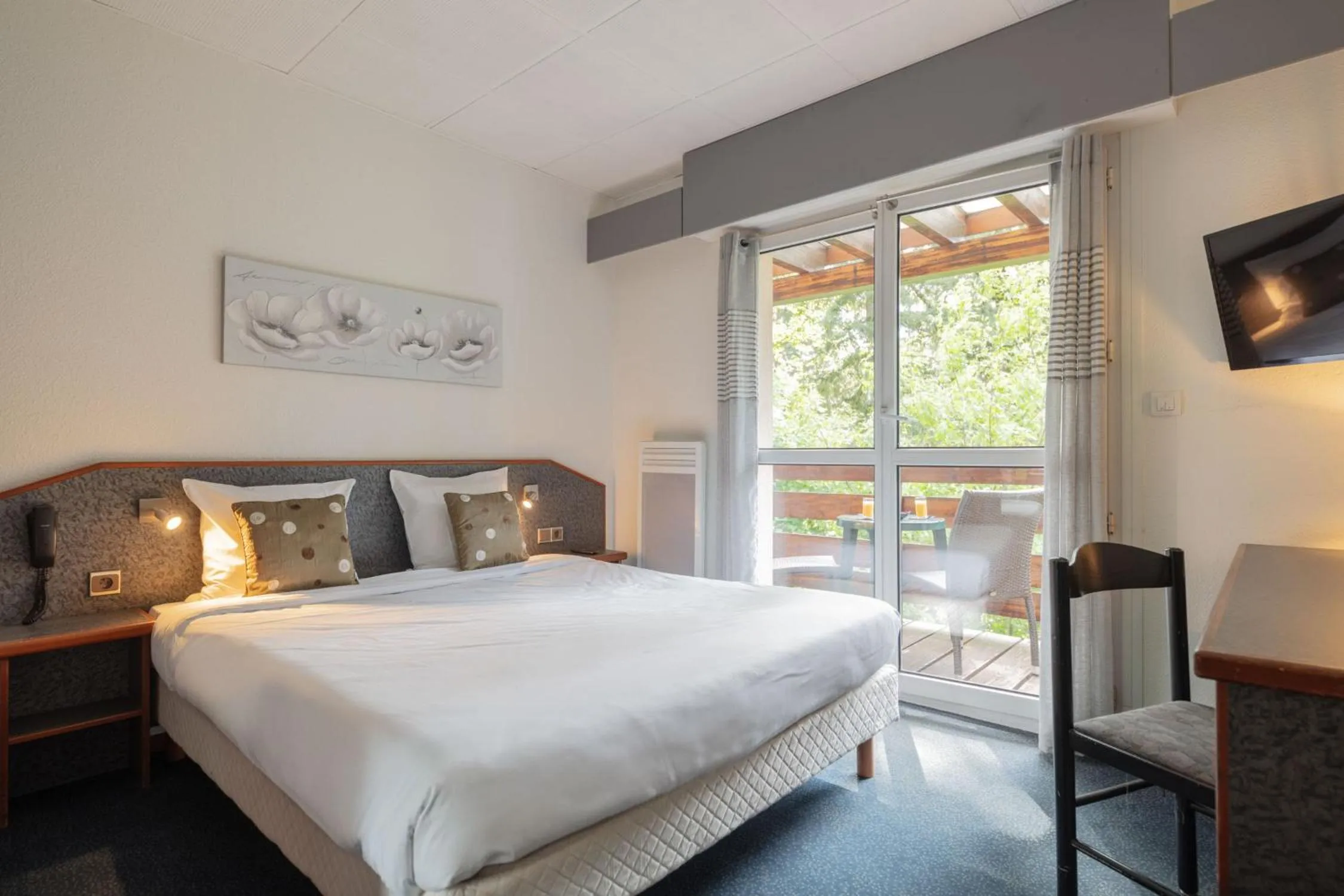 Bedroom, Bed in Hôtel Restaurant La Vallée Noble, proche Eguisheim Colmar