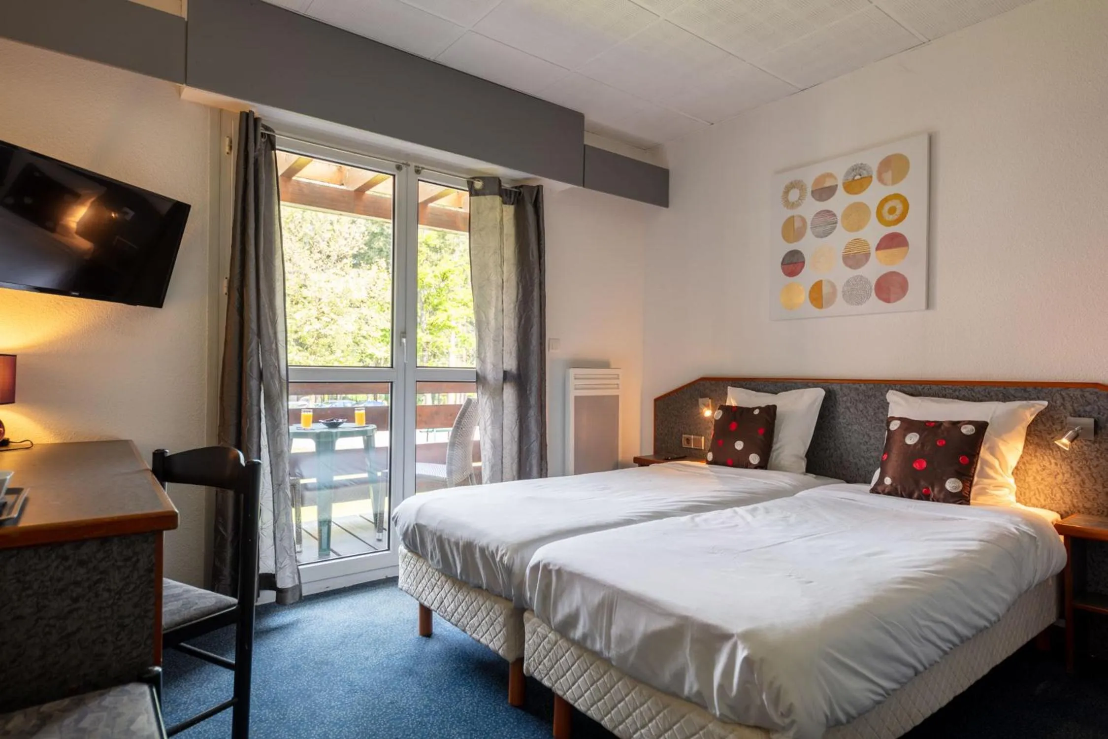 Bedroom, Bed in Hôtel Restaurant La Vallée Noble, proche Eguisheim Colmar