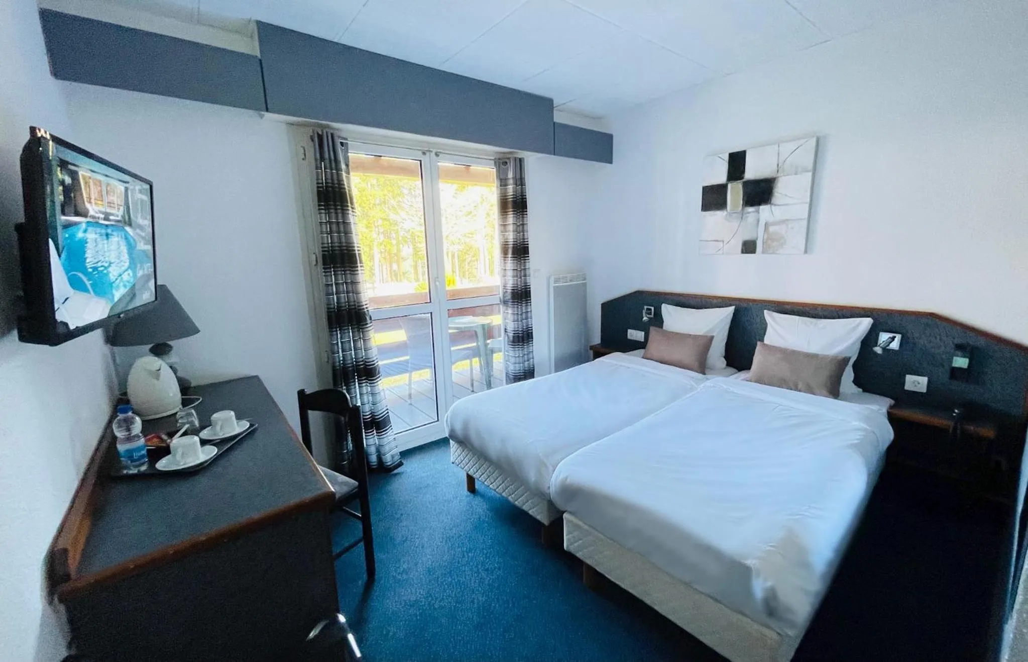 Bedroom, Bed in Hôtel Restaurant La Vallée Noble, proche Eguisheim Colmar