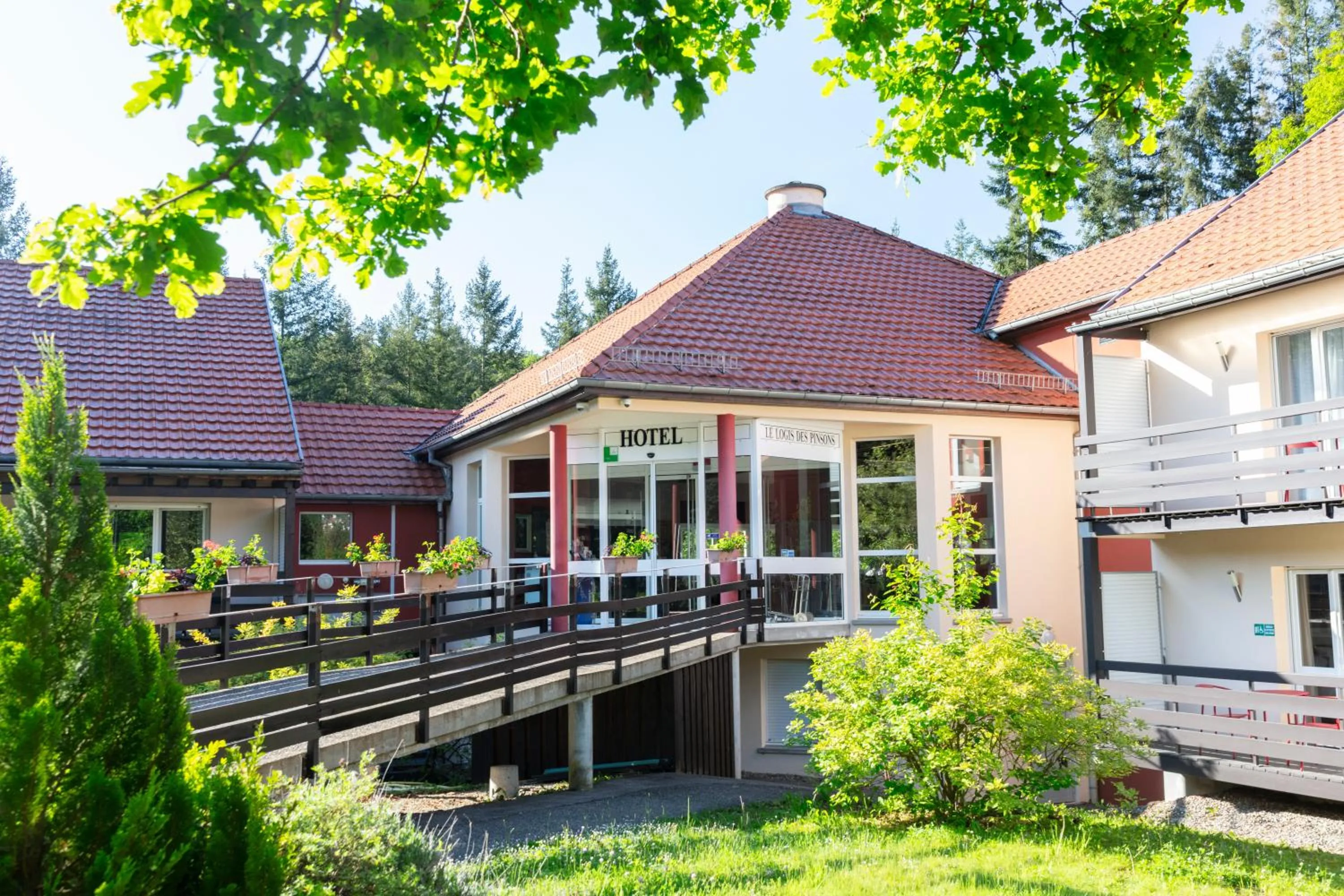 Garden in Hôtel Restaurant La Vallée Noble, proche Eguisheim Colmar