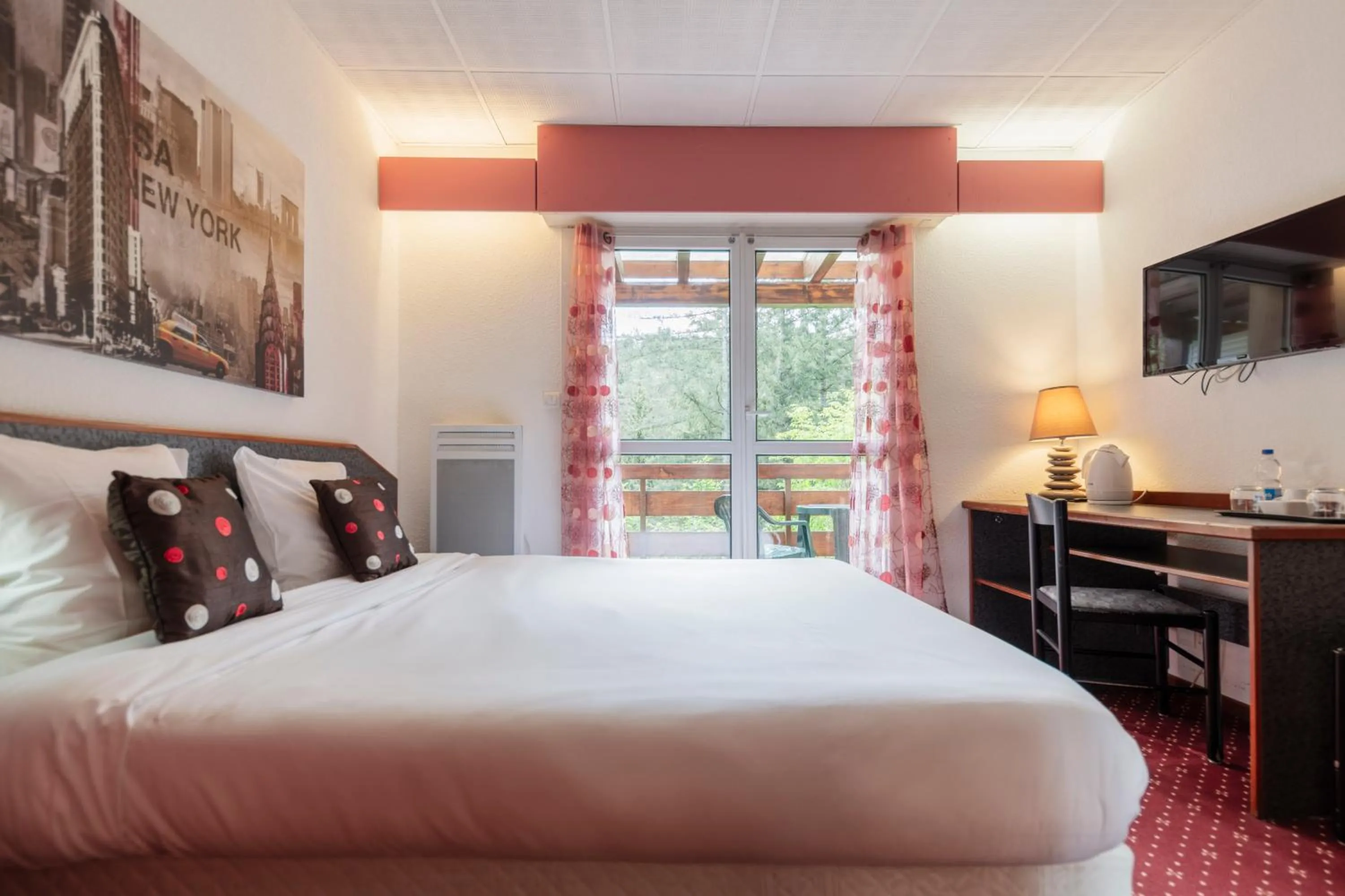 Bedroom, Bed in Hôtel Restaurant La Vallée Noble, proche Eguisheim Colmar