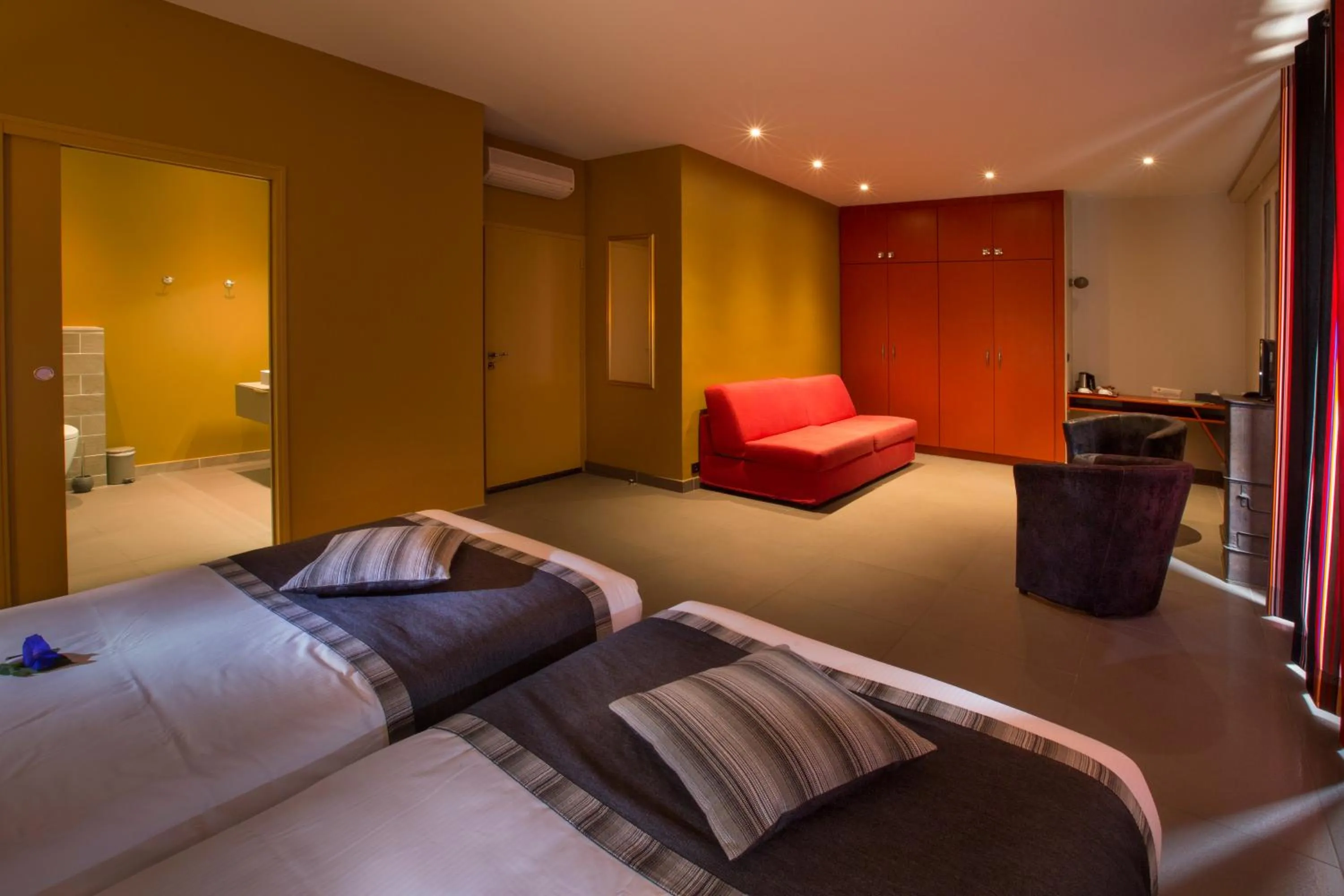 Photo of the whole room, Bed in Logis auberge restaurant Du Vigneron