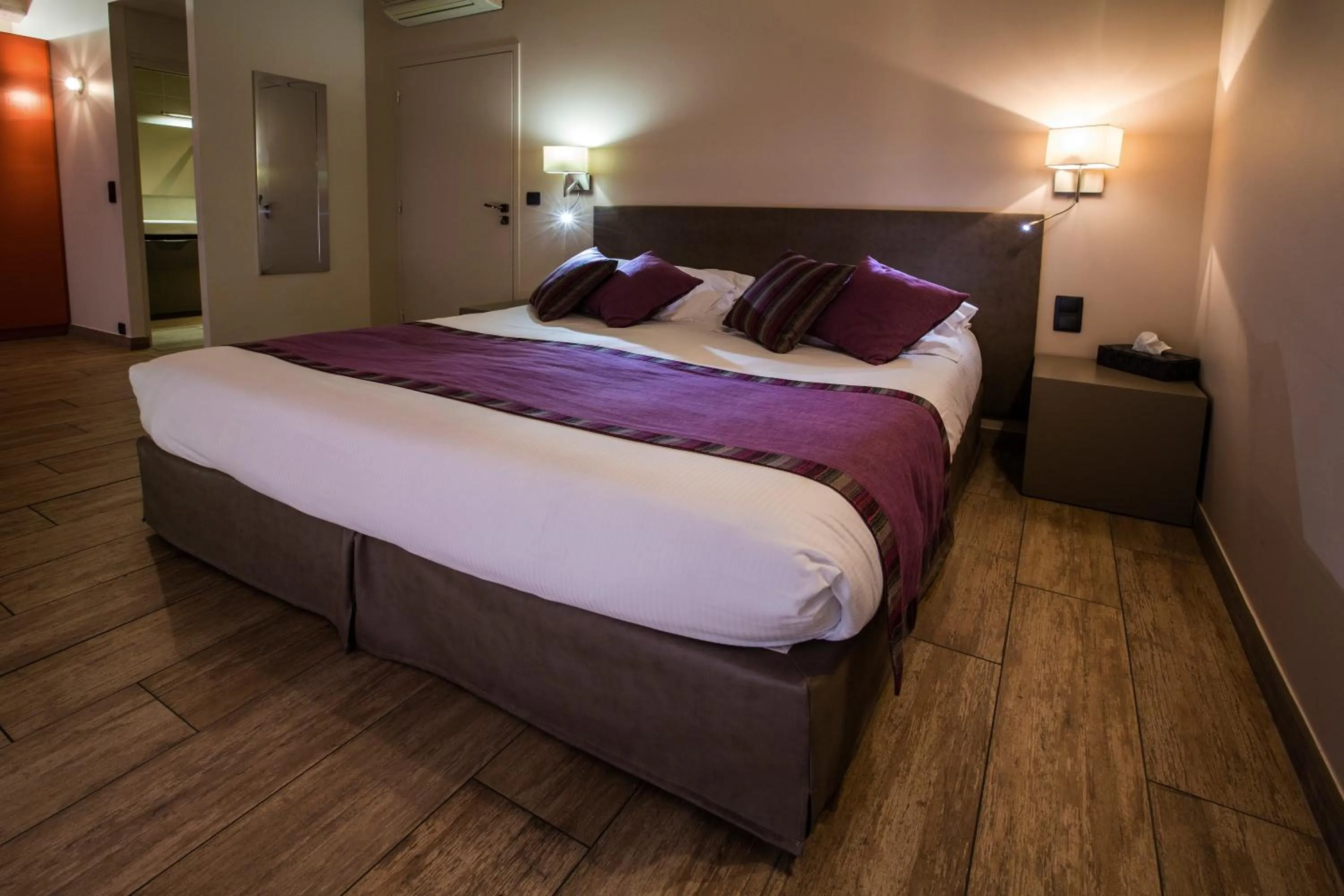 Photo of the whole room, Bed in Logis auberge restaurant Du Vigneron