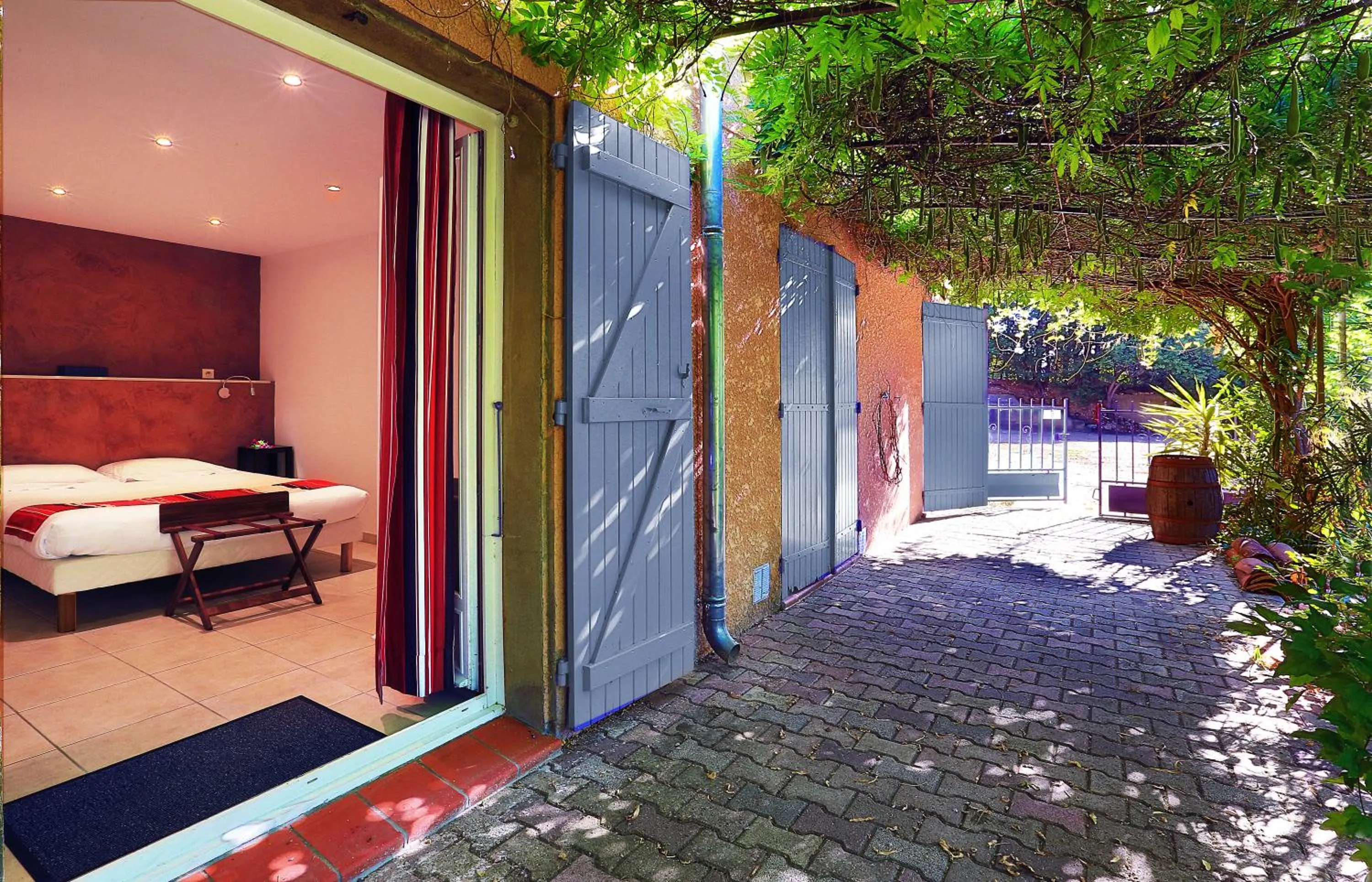 Garden view in Logis auberge restaurant Du Vigneron