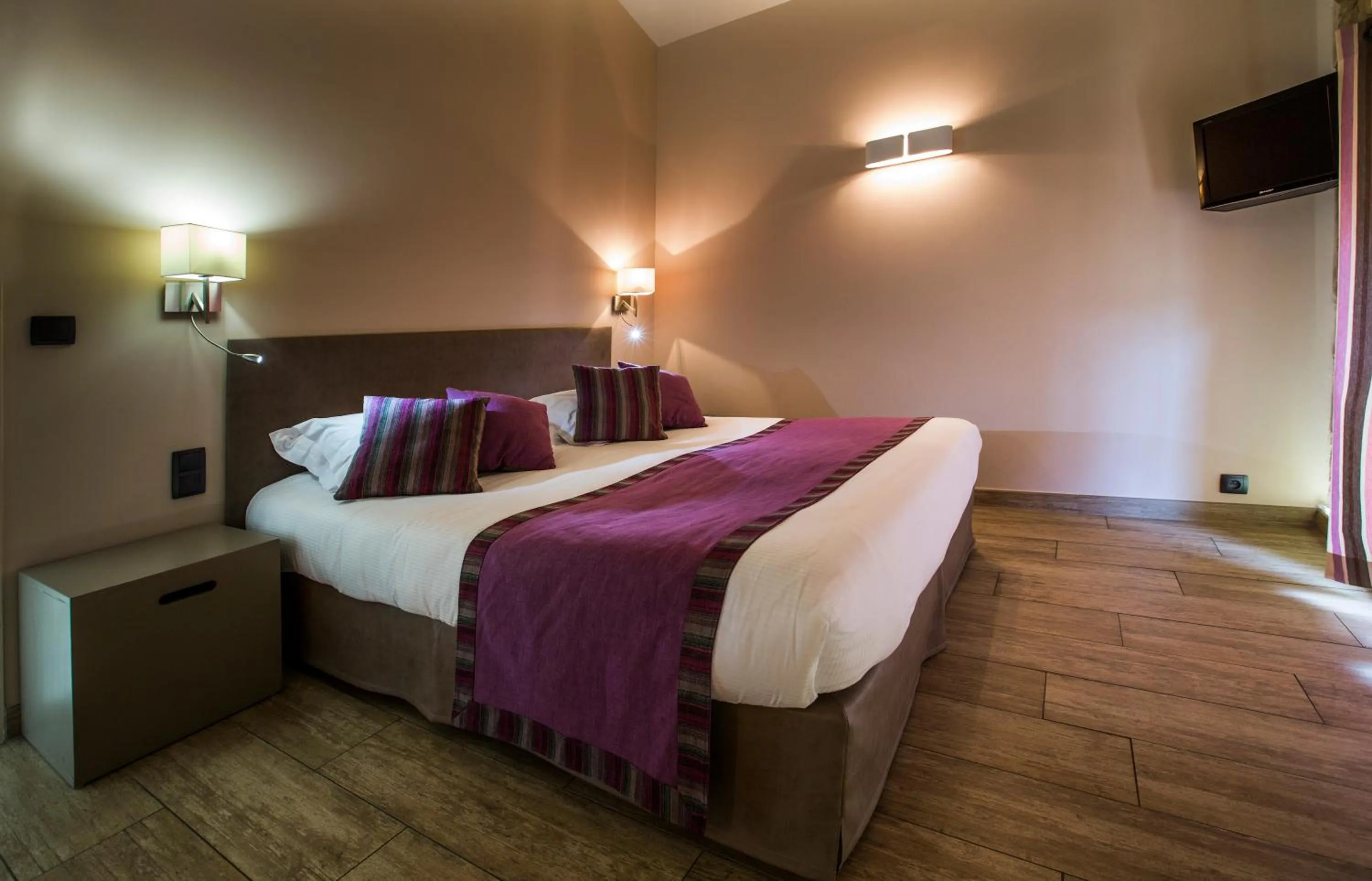 Photo of the whole room, Bed in Logis auberge restaurant Du Vigneron