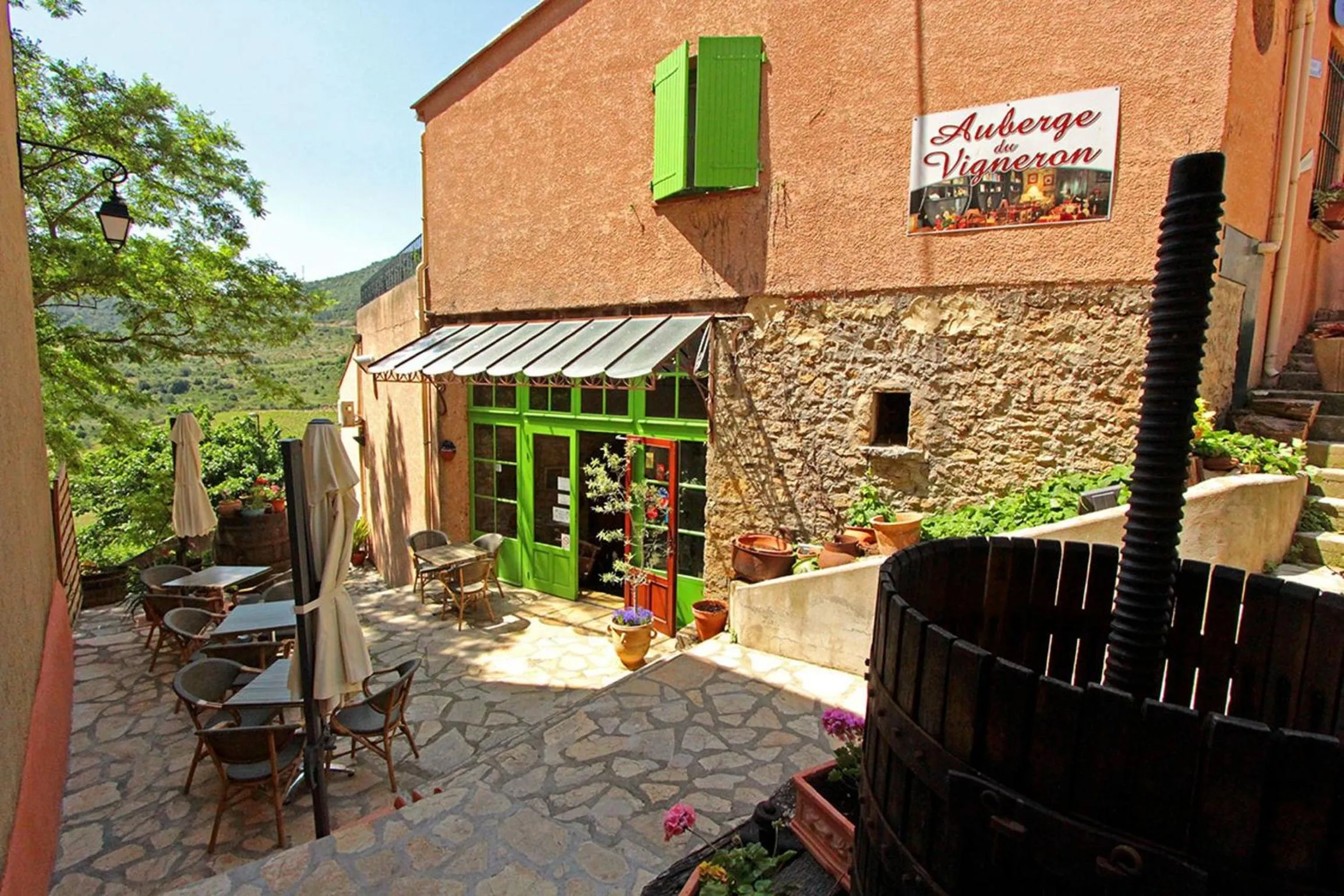 Facade/entrance in Logis auberge restaurant Du Vigneron