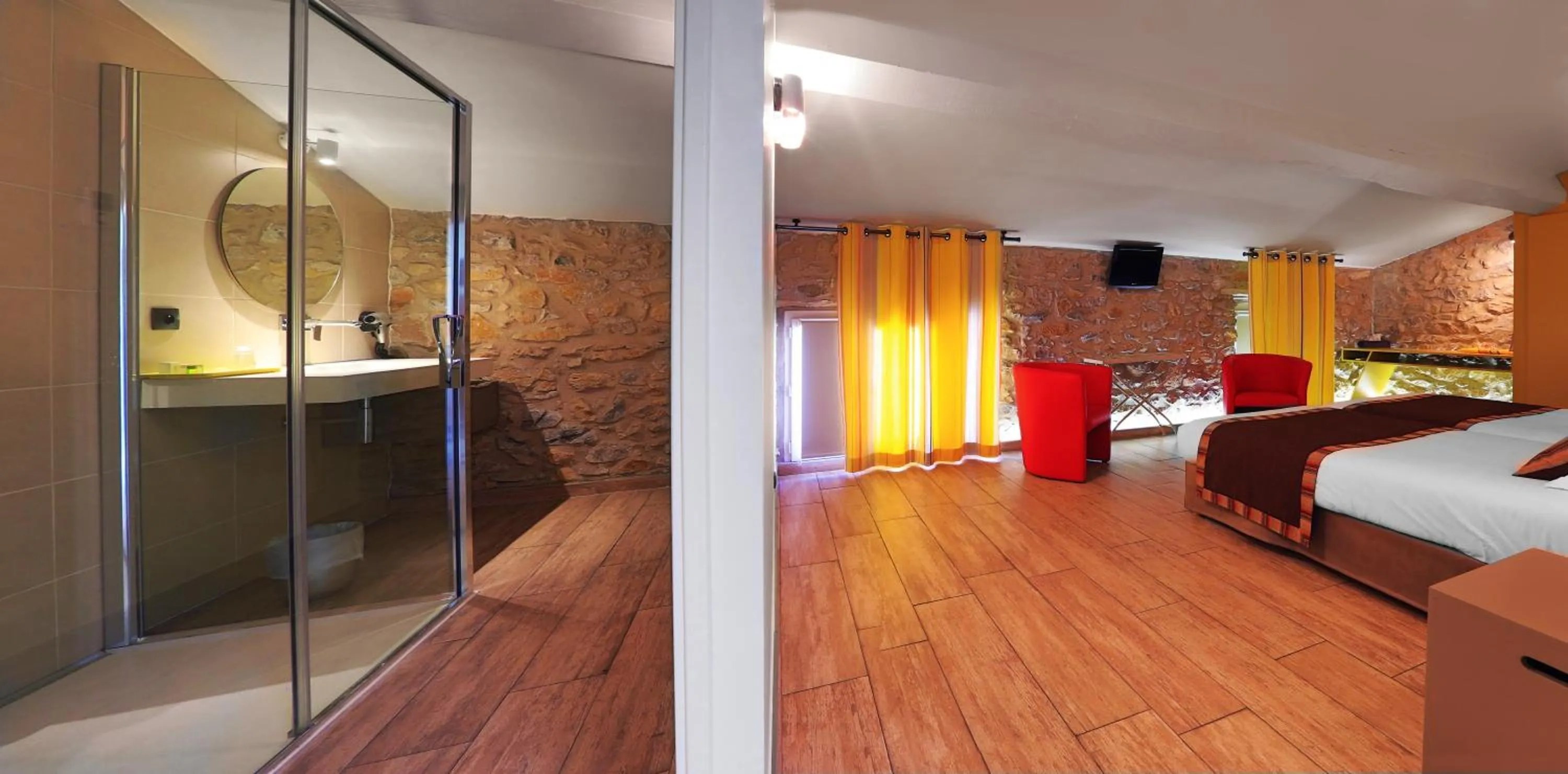 Photo of the whole room, Bed in Logis auberge restaurant Du Vigneron