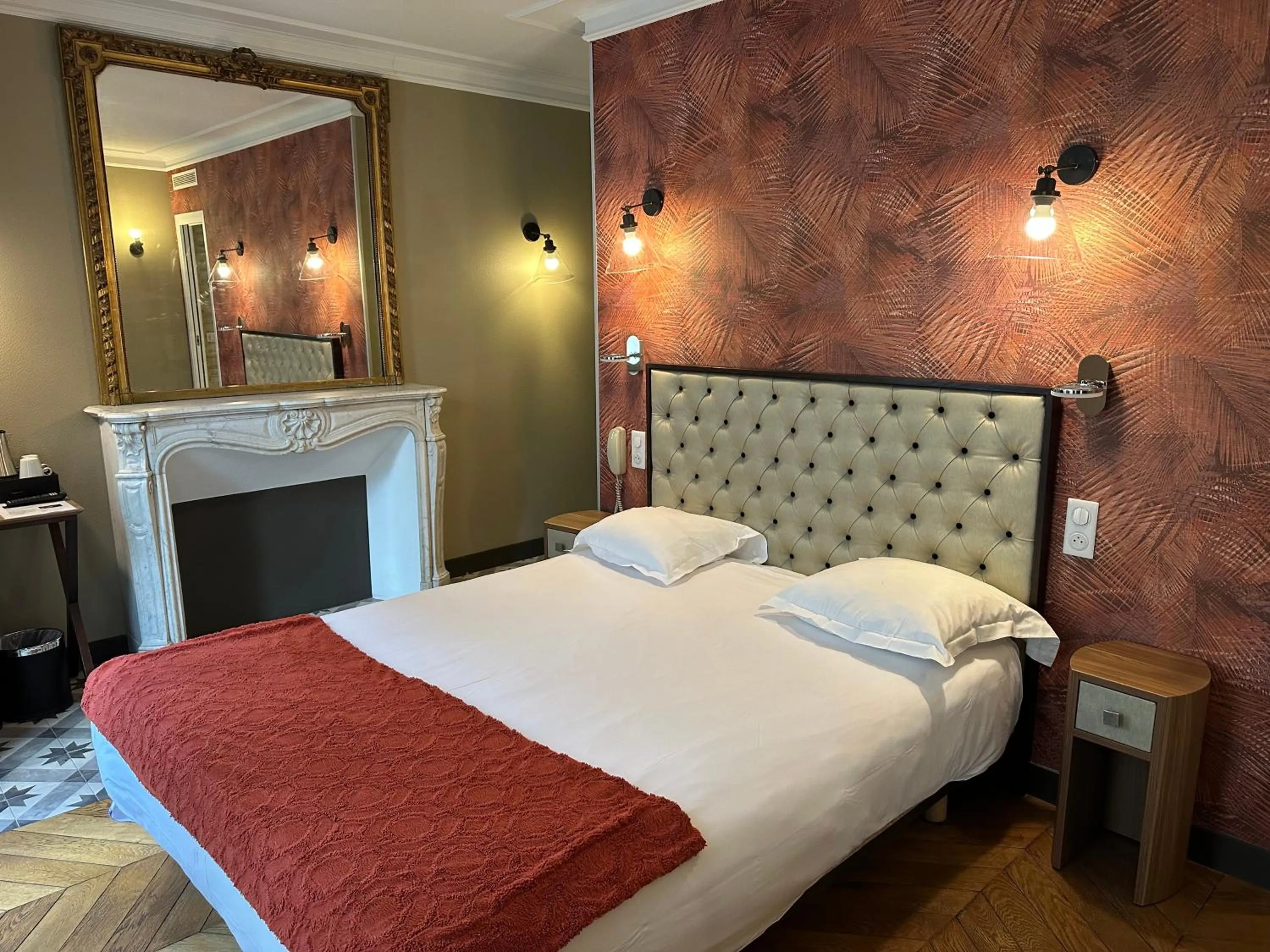 fireplace, Bed in Excelsior Batignolles