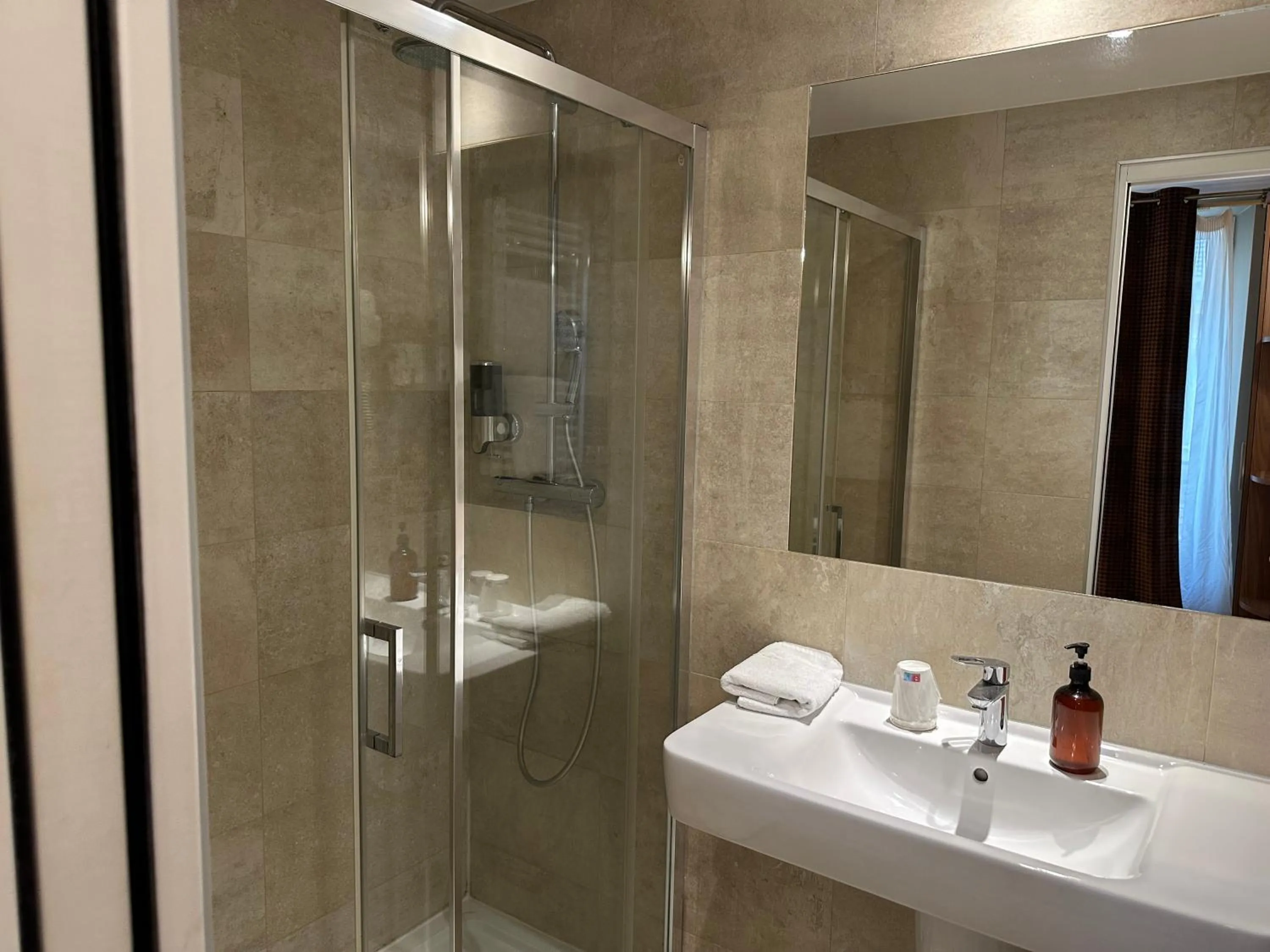 Bathroom in Excelsior Batignolles