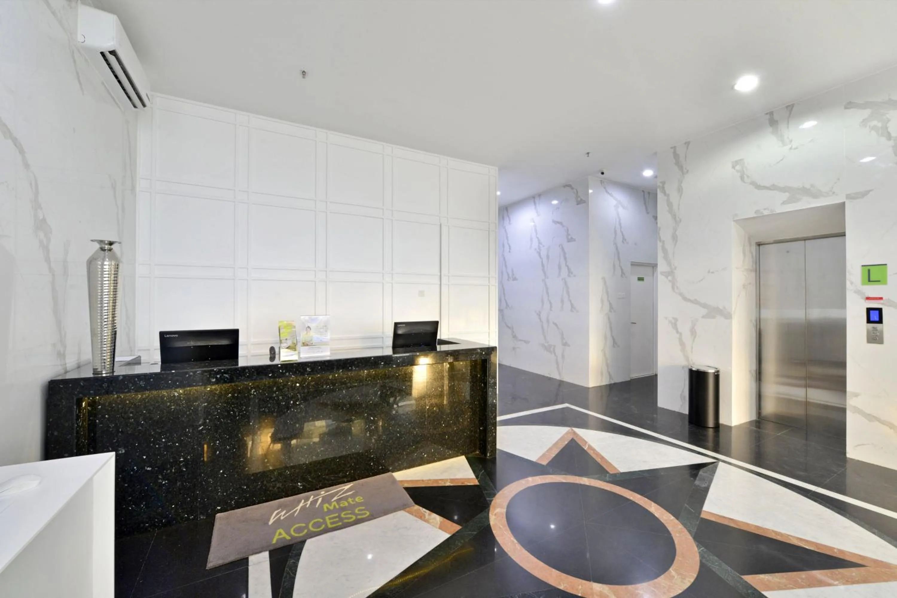 Lobby or reception in Whiz Hotel Falatehan Jakarta