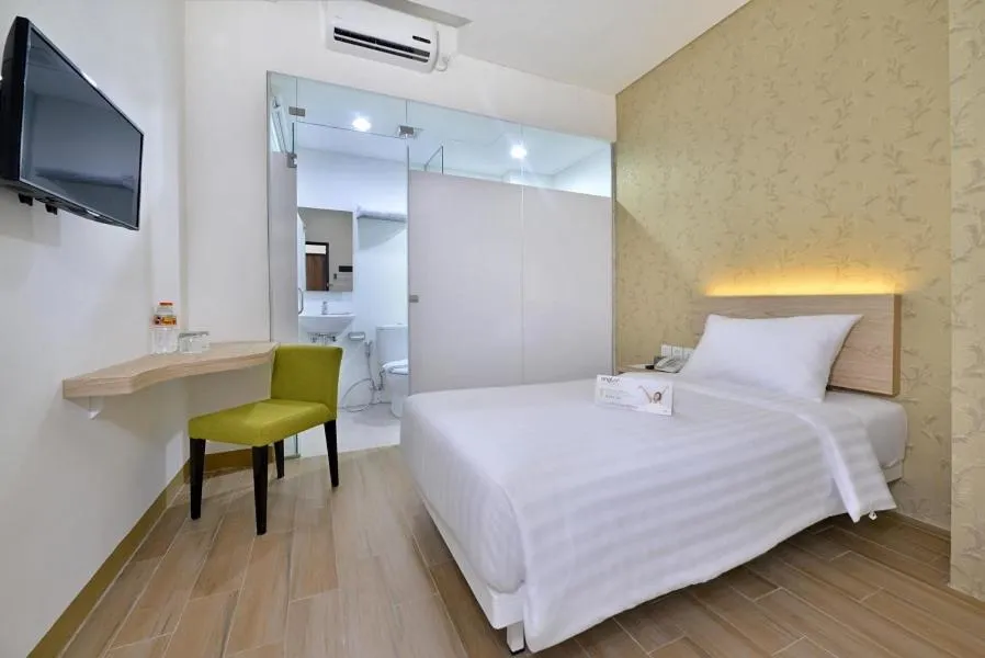 Bed in Whiz Hotel Falatehan Jakarta