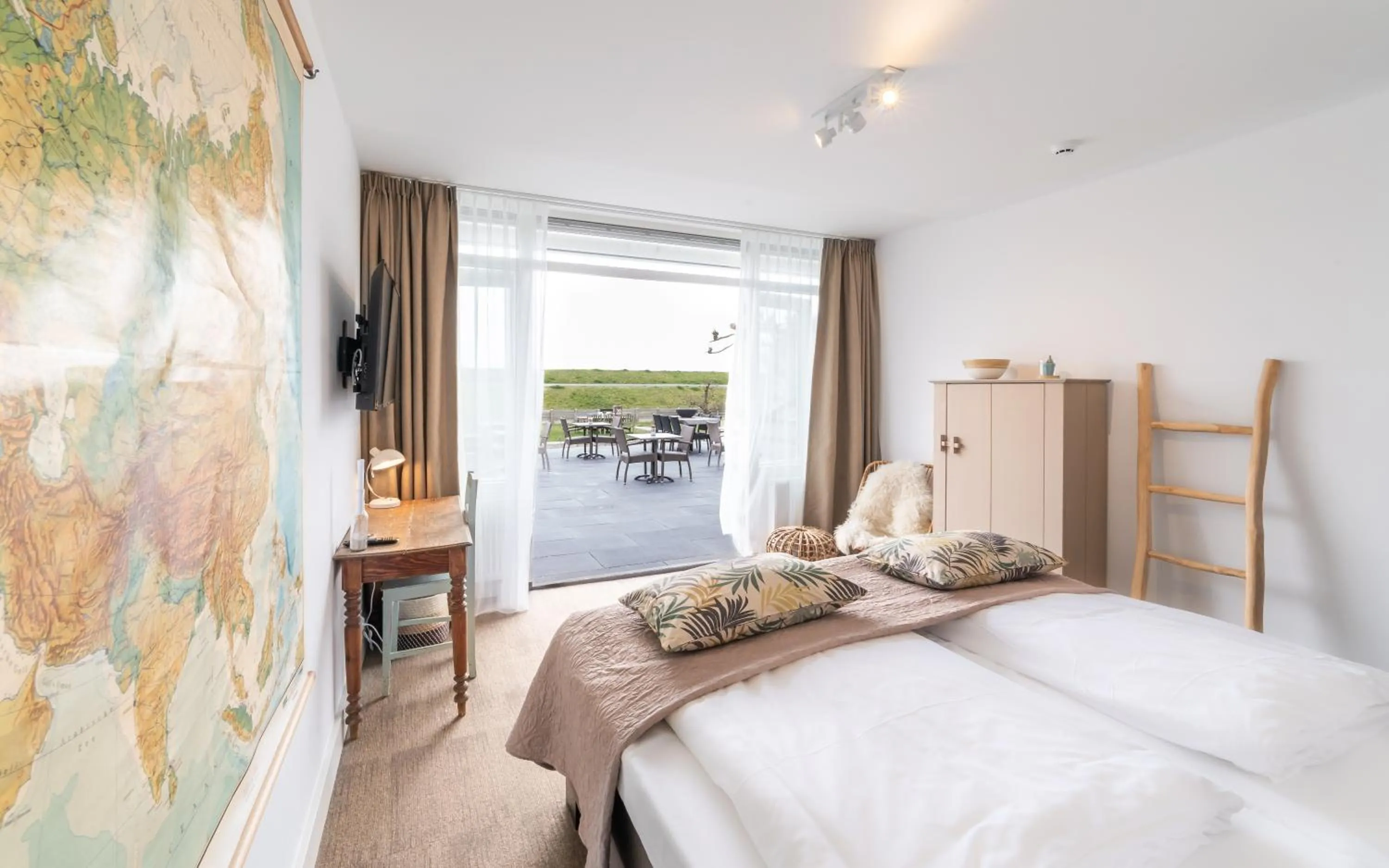 Balcony/Terrace, Bed in Het Vlielandhotel