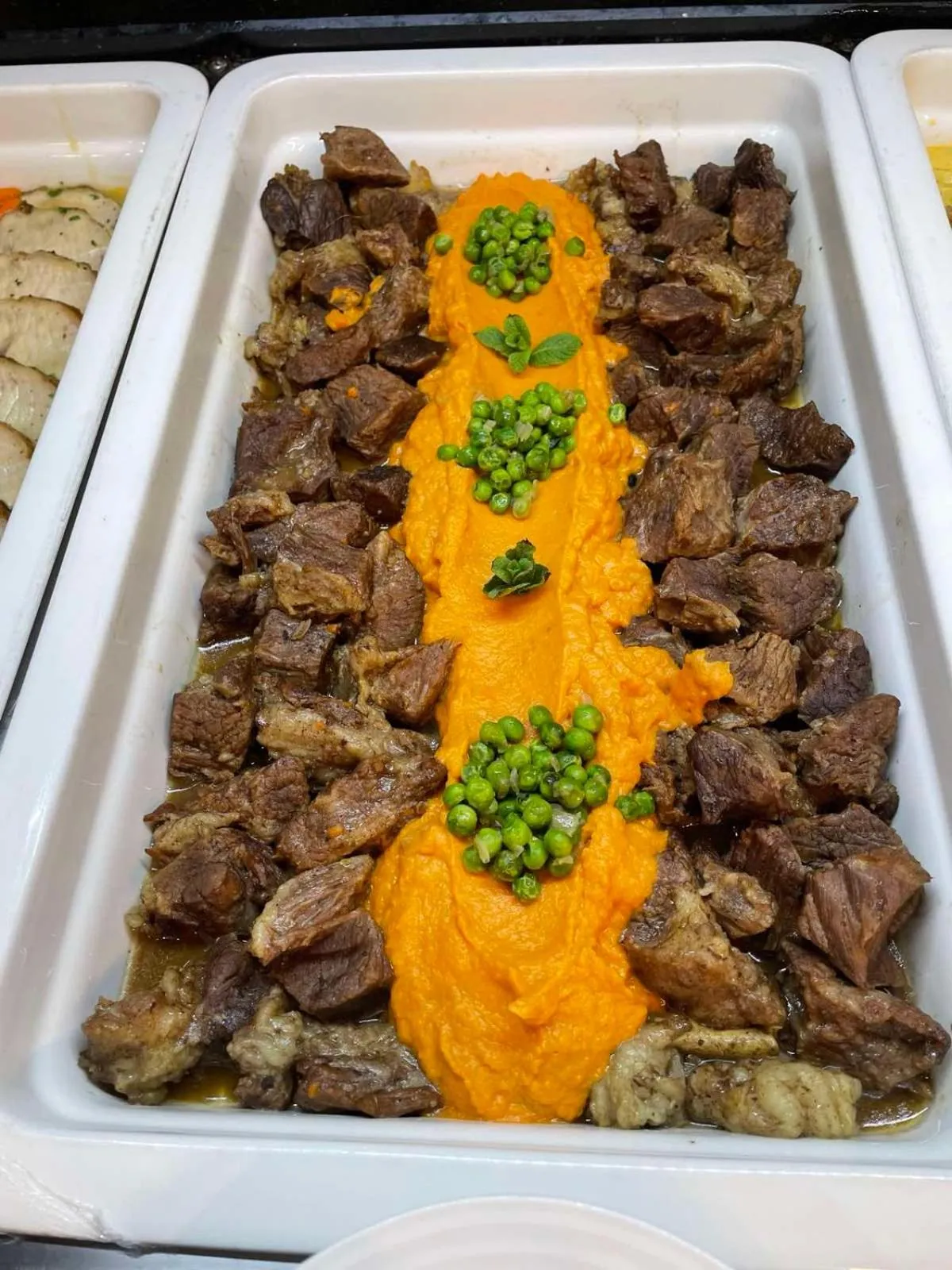 Food and drinks in Parklands Hotel & Pool