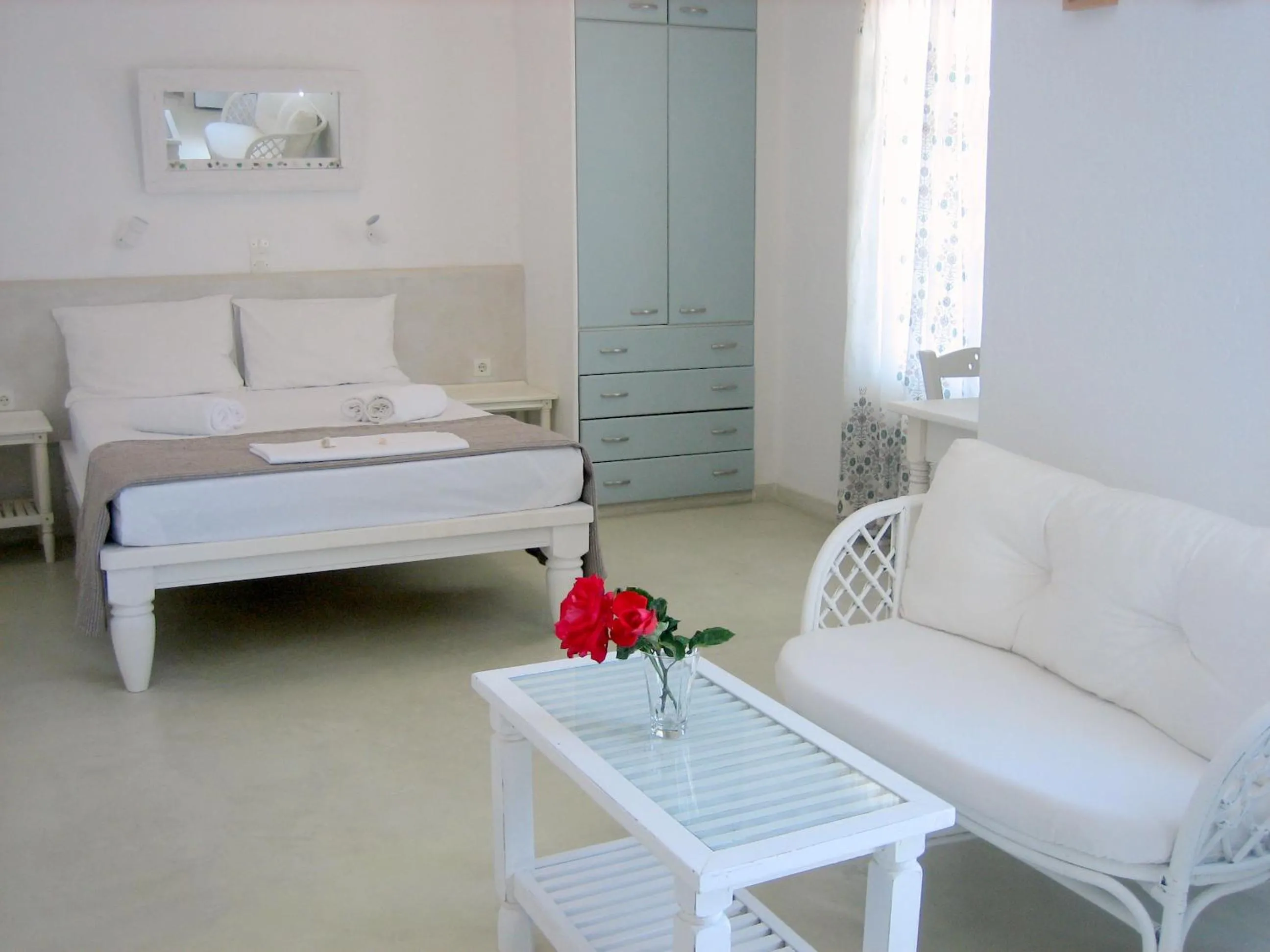 Seating area, Bed in Studios Anemomilos