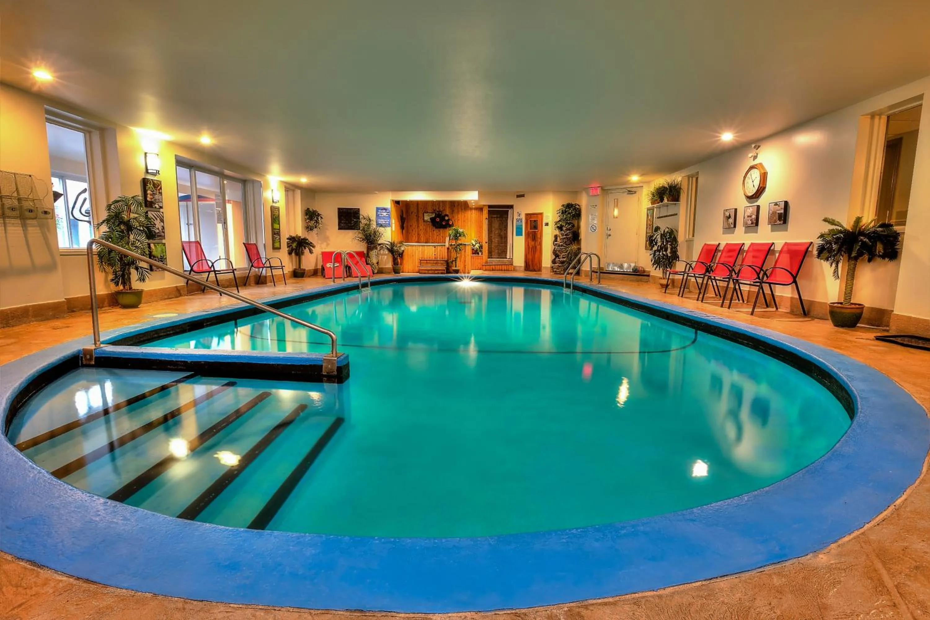 Swimming pool in Hotel et Motel Le Chateauguay