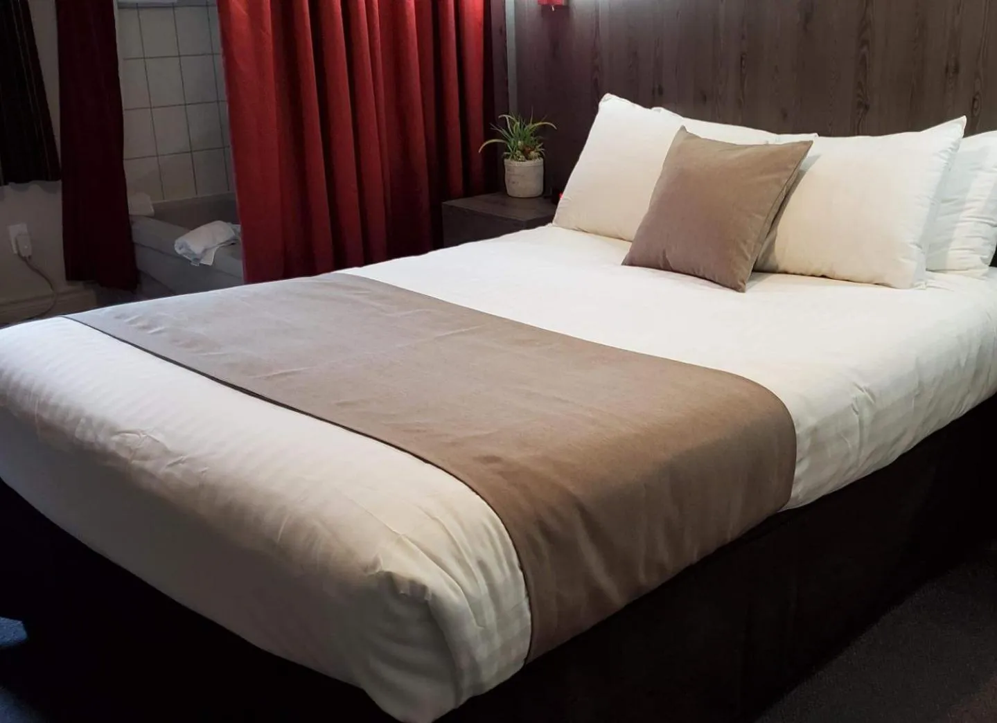 Bedroom, Bed in Hotel et Motel Le Chateauguay