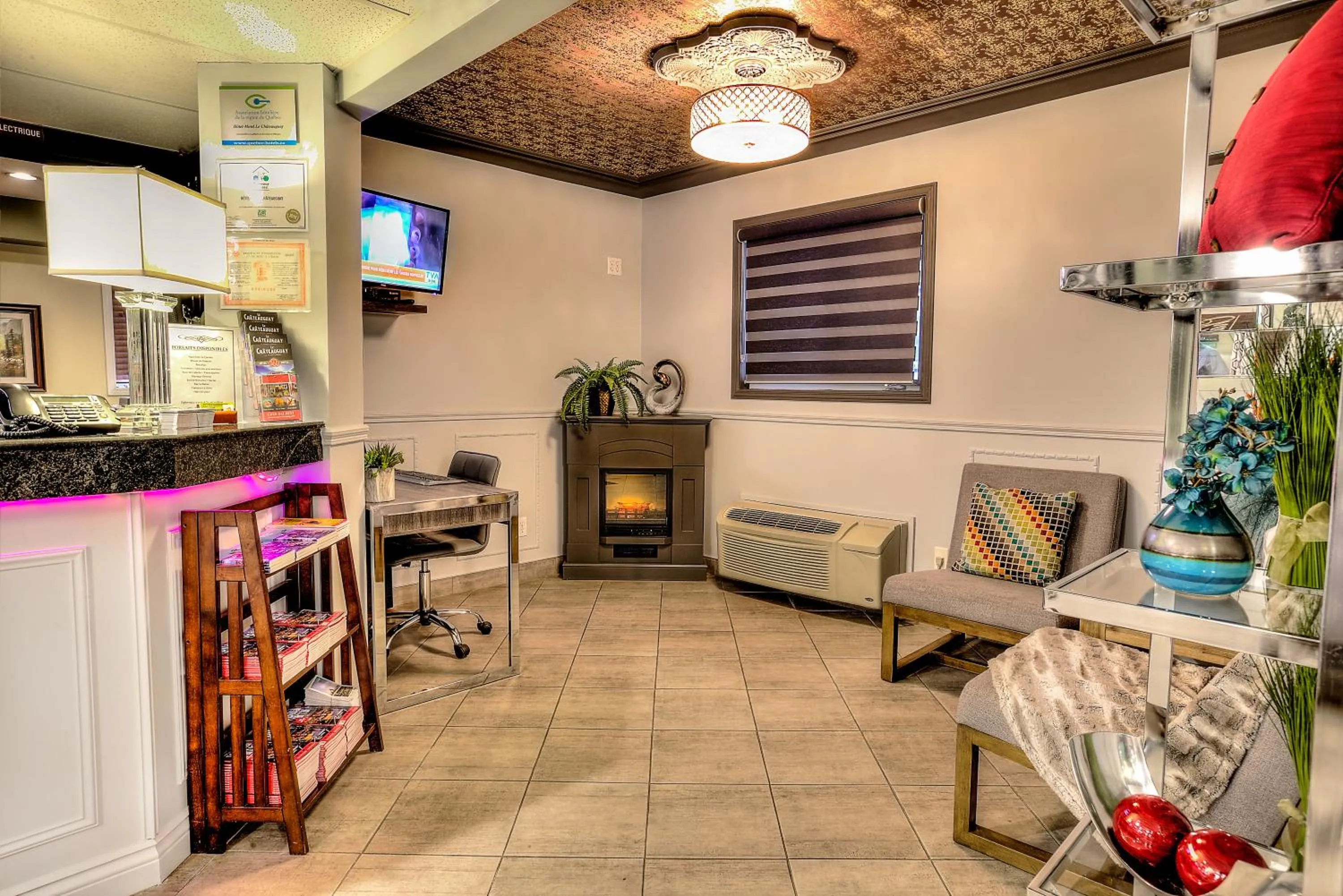 Communal lounge/ TV room in Hotel et Motel Le Chateauguay