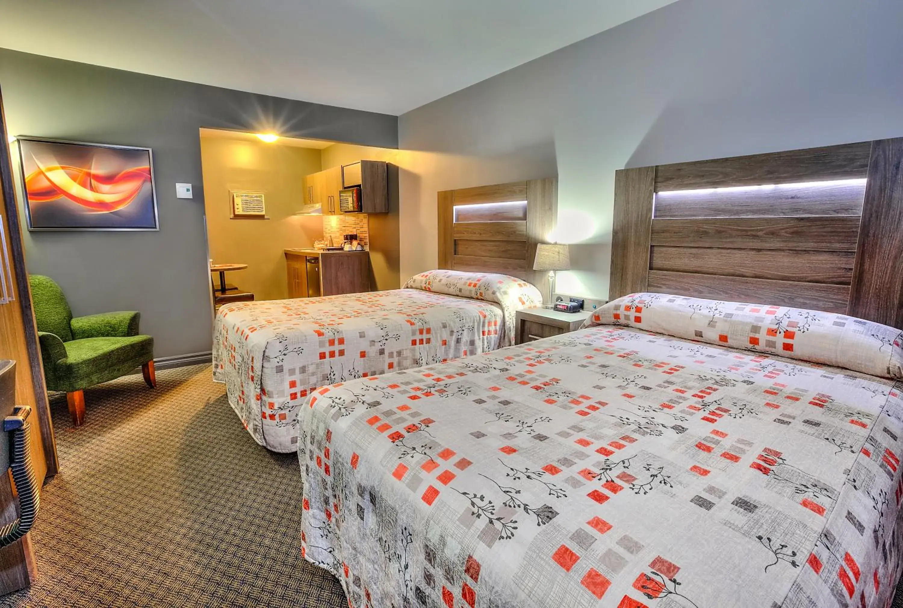 Double Room with Two Double Beds and Kitchenette in Hotel et Motel Le Chateauguay Double Room with Two Double Beds and Kitchenette in Hotel et Motel Le Chateauguay