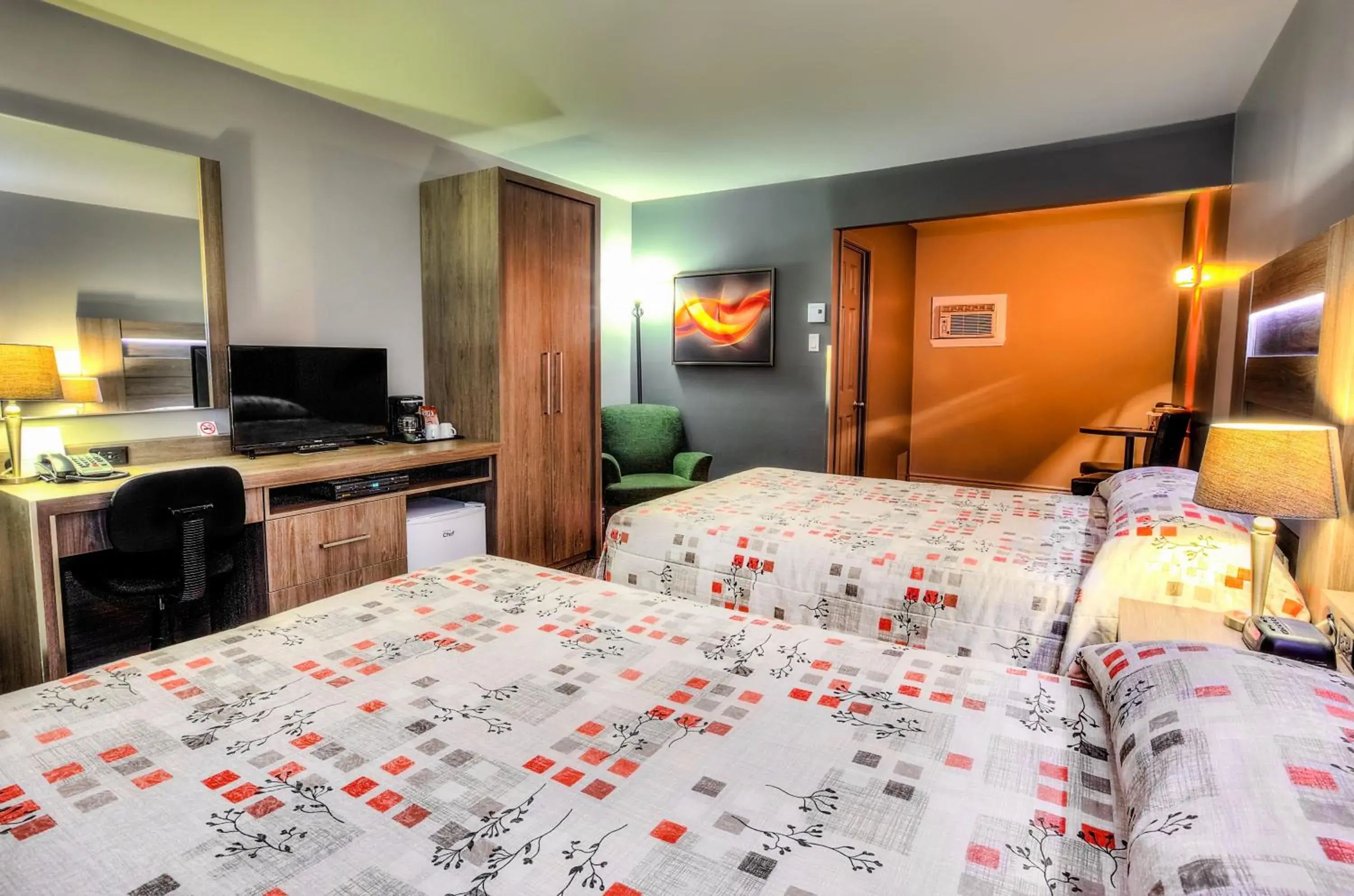 Standard Double Room with Two Double Beds in Hotel et Motel Le Chateauguay Standard Double Room with Two Double Beds in Hotel et Motel Le Chateauguay