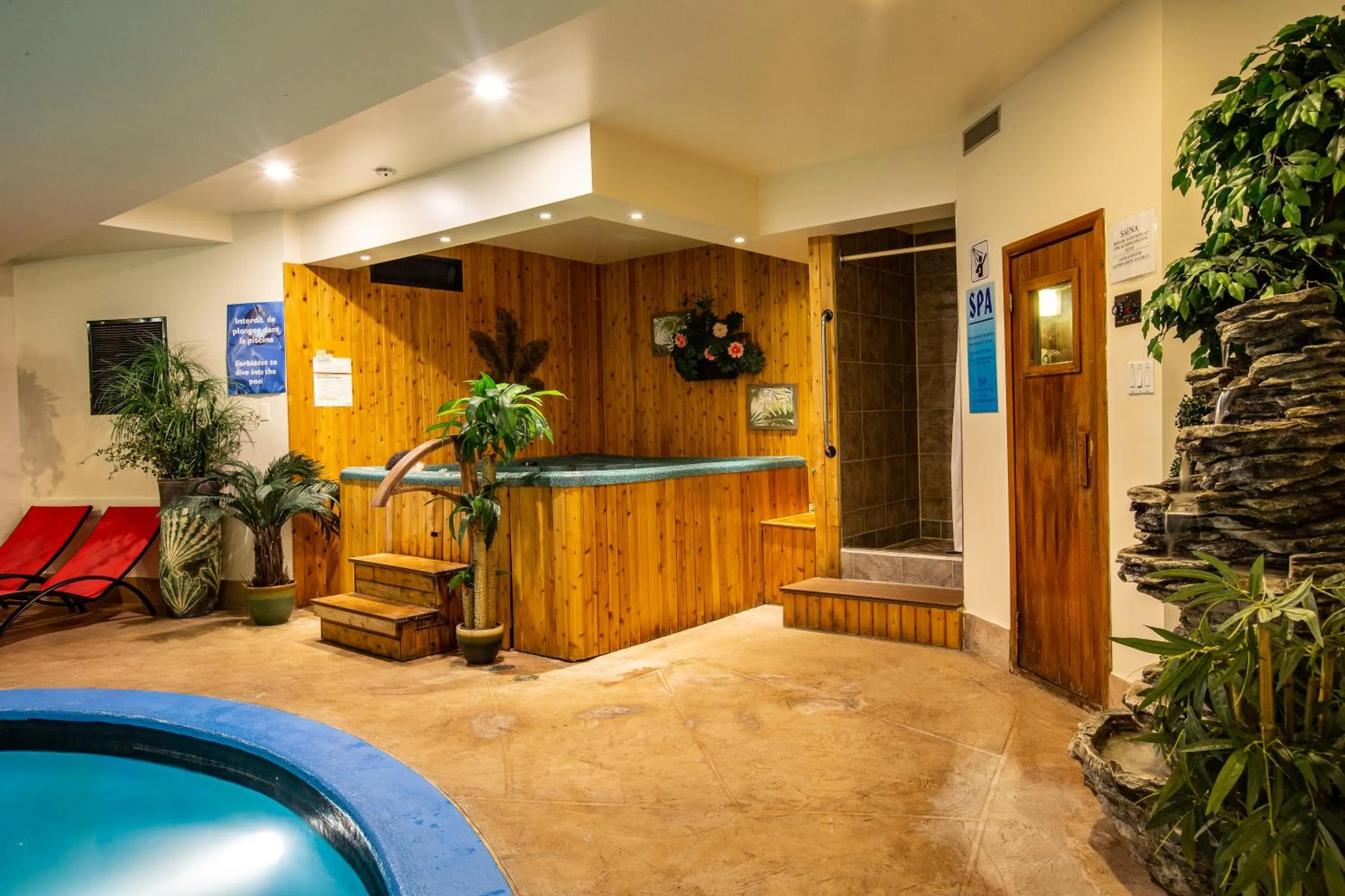 Swimming pool in Hotel et Motel Le Chateauguay