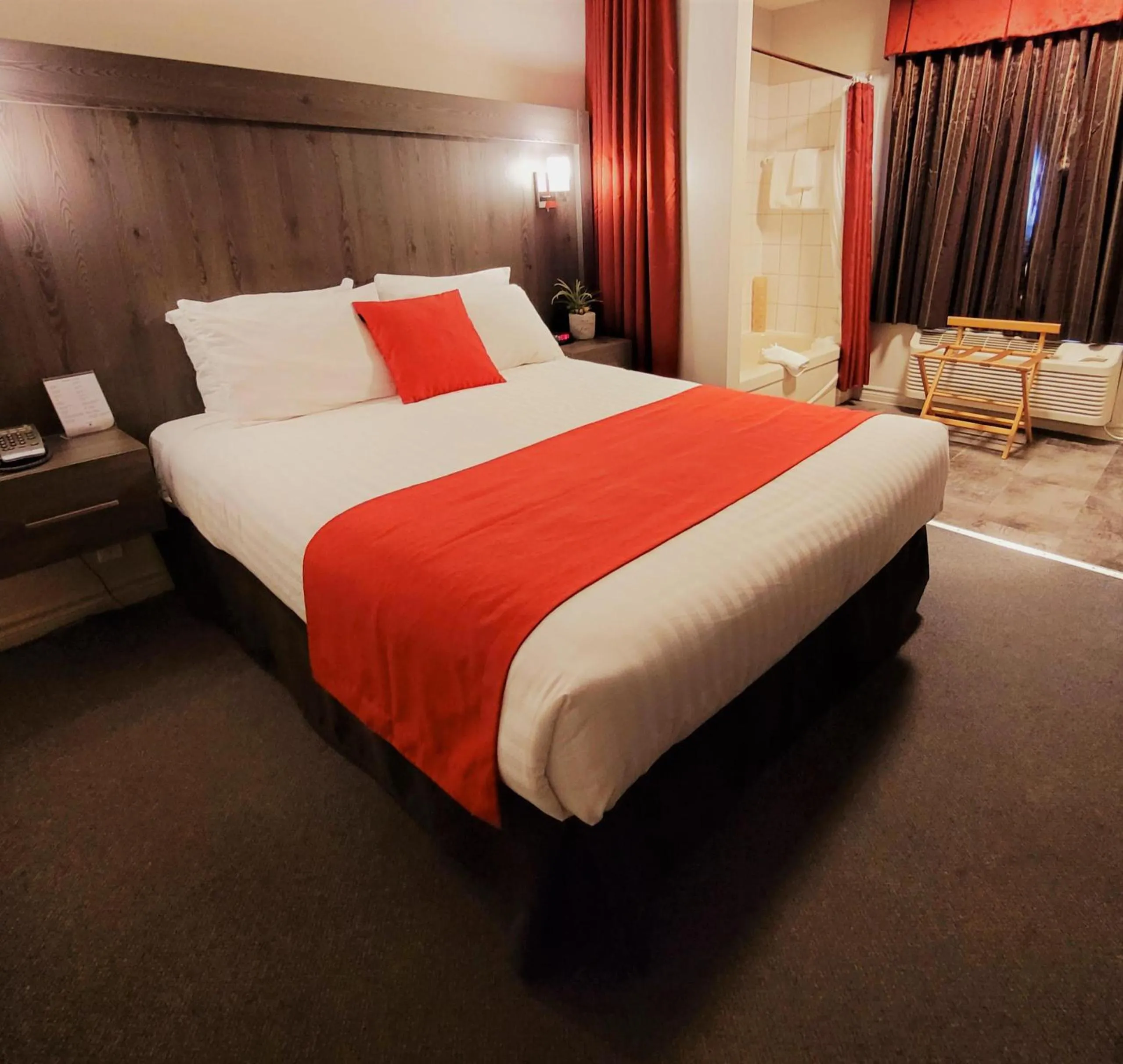 Bedroom, Bed in Hotel et Motel Le Chateauguay