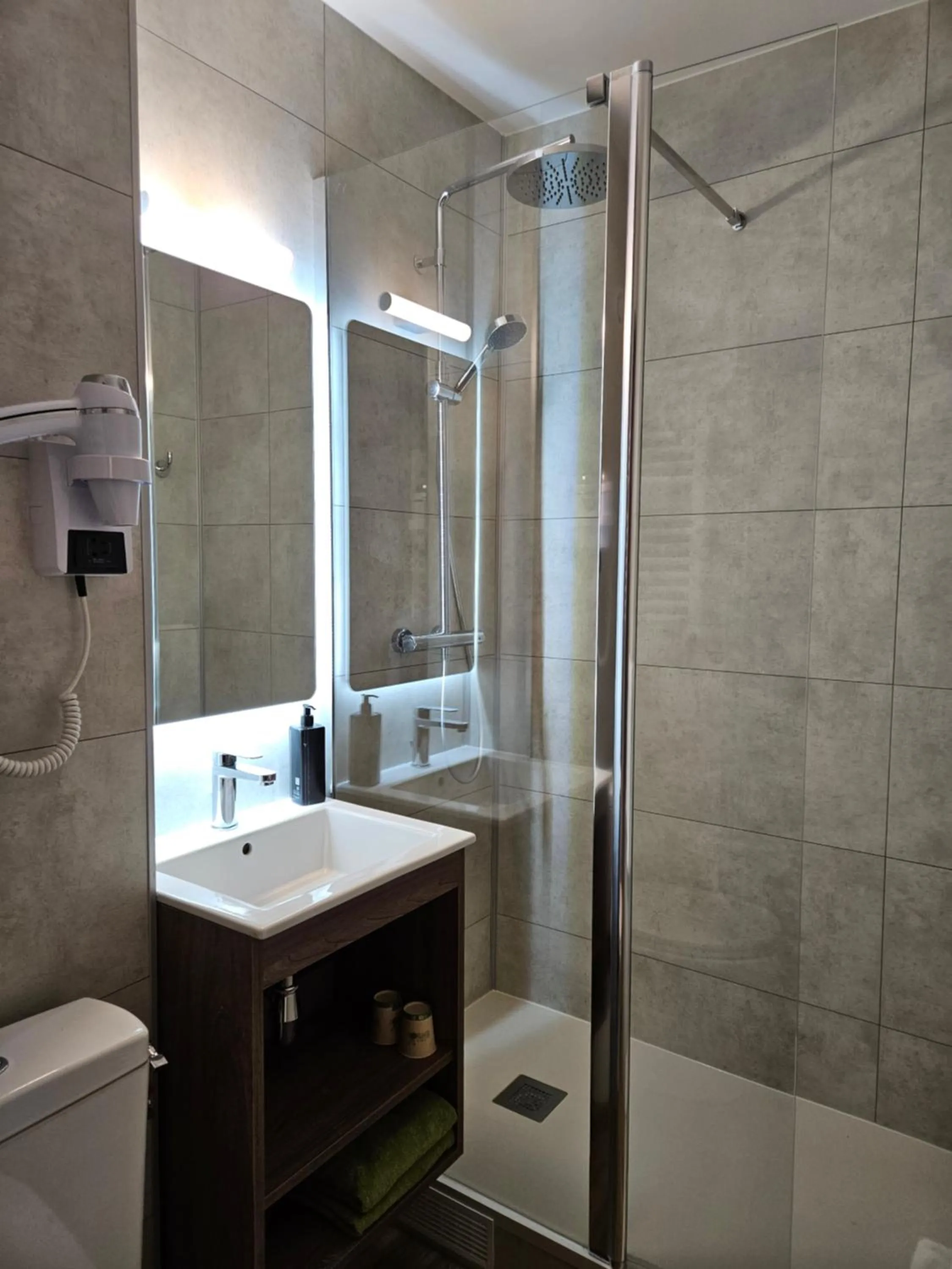 Shower in Hotel Bonanite