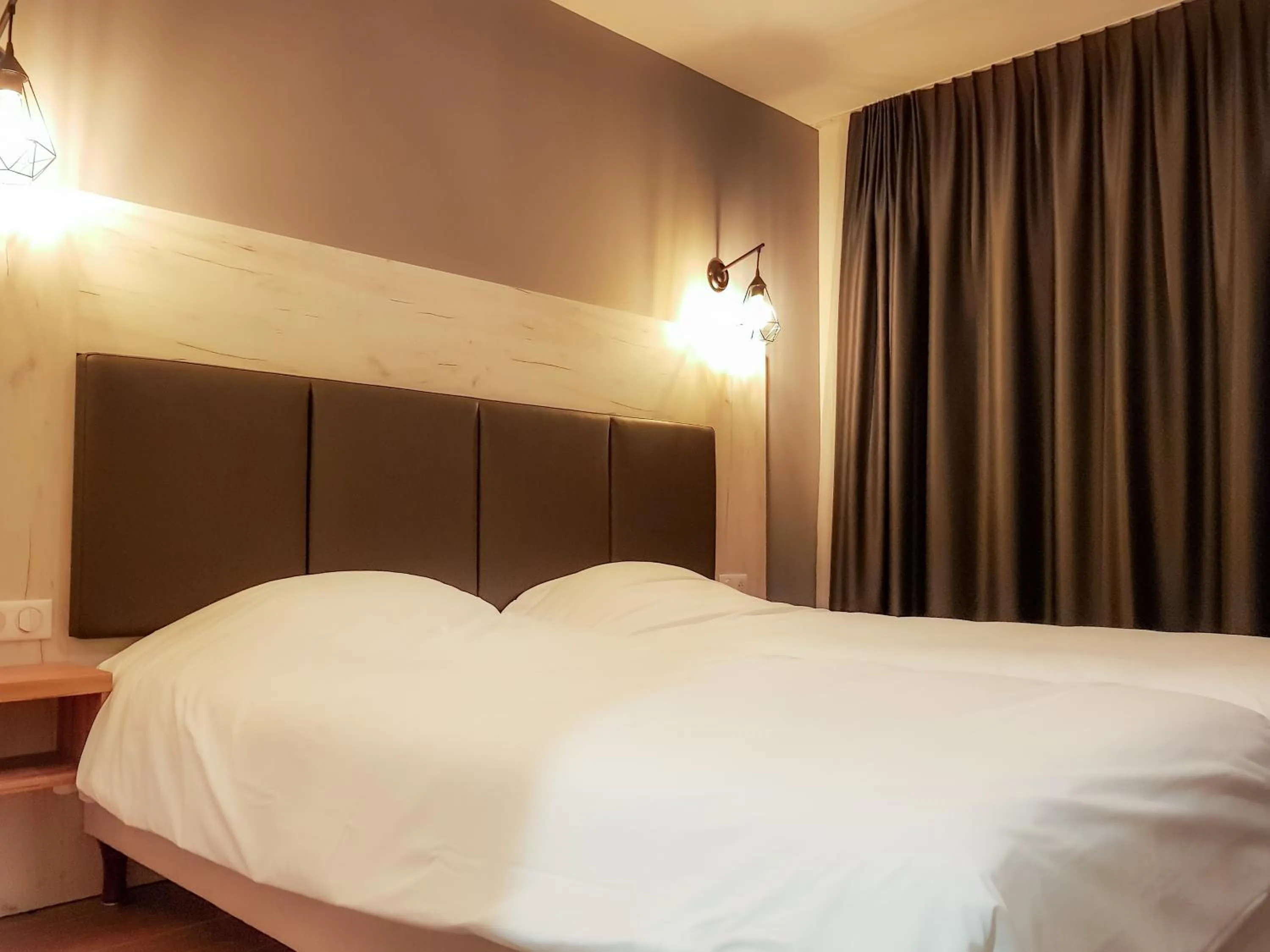 Bed in Logis Clermotel - Hôtel & Restaurant