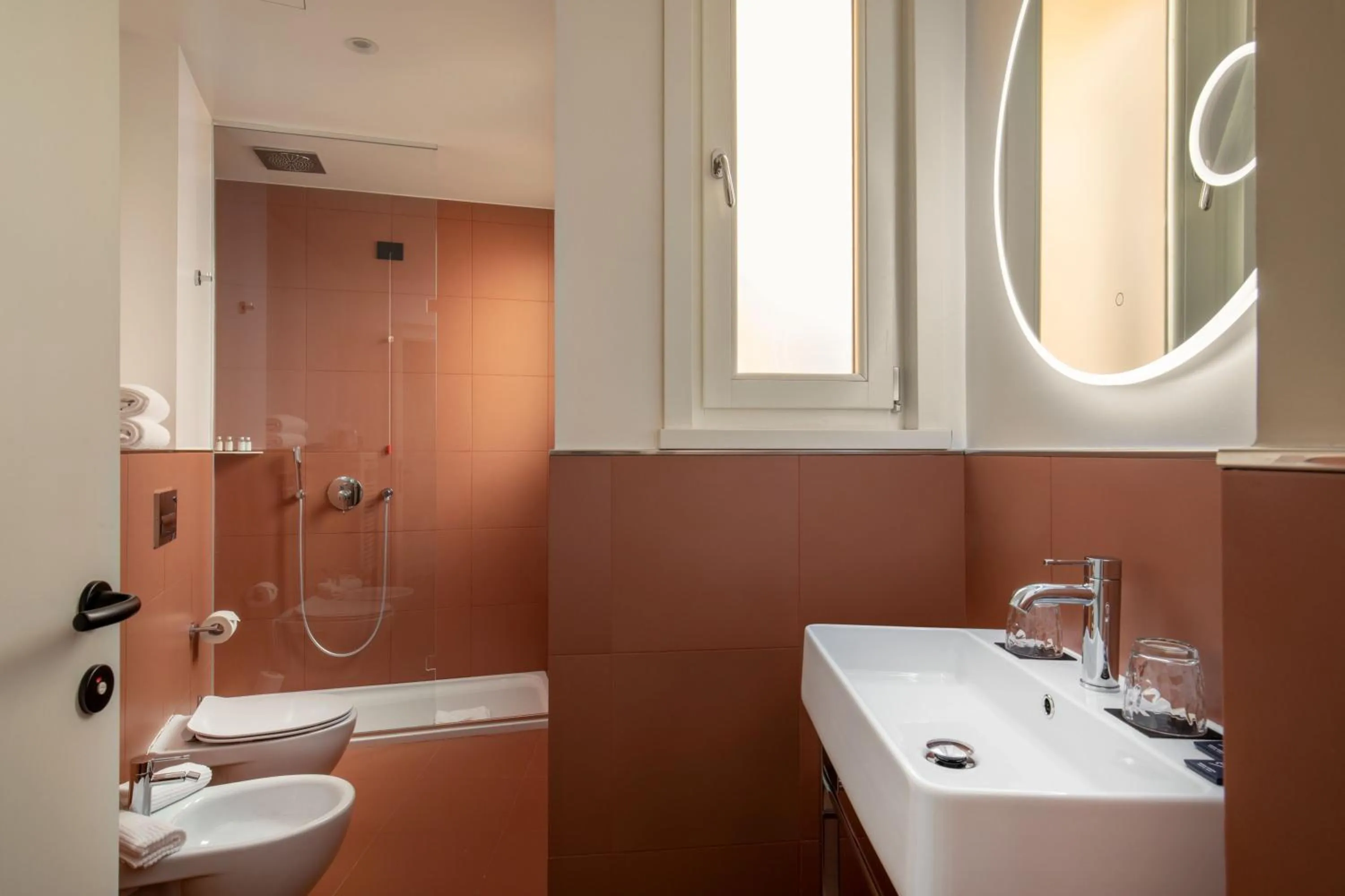 Shower in 9Hotel Cesari