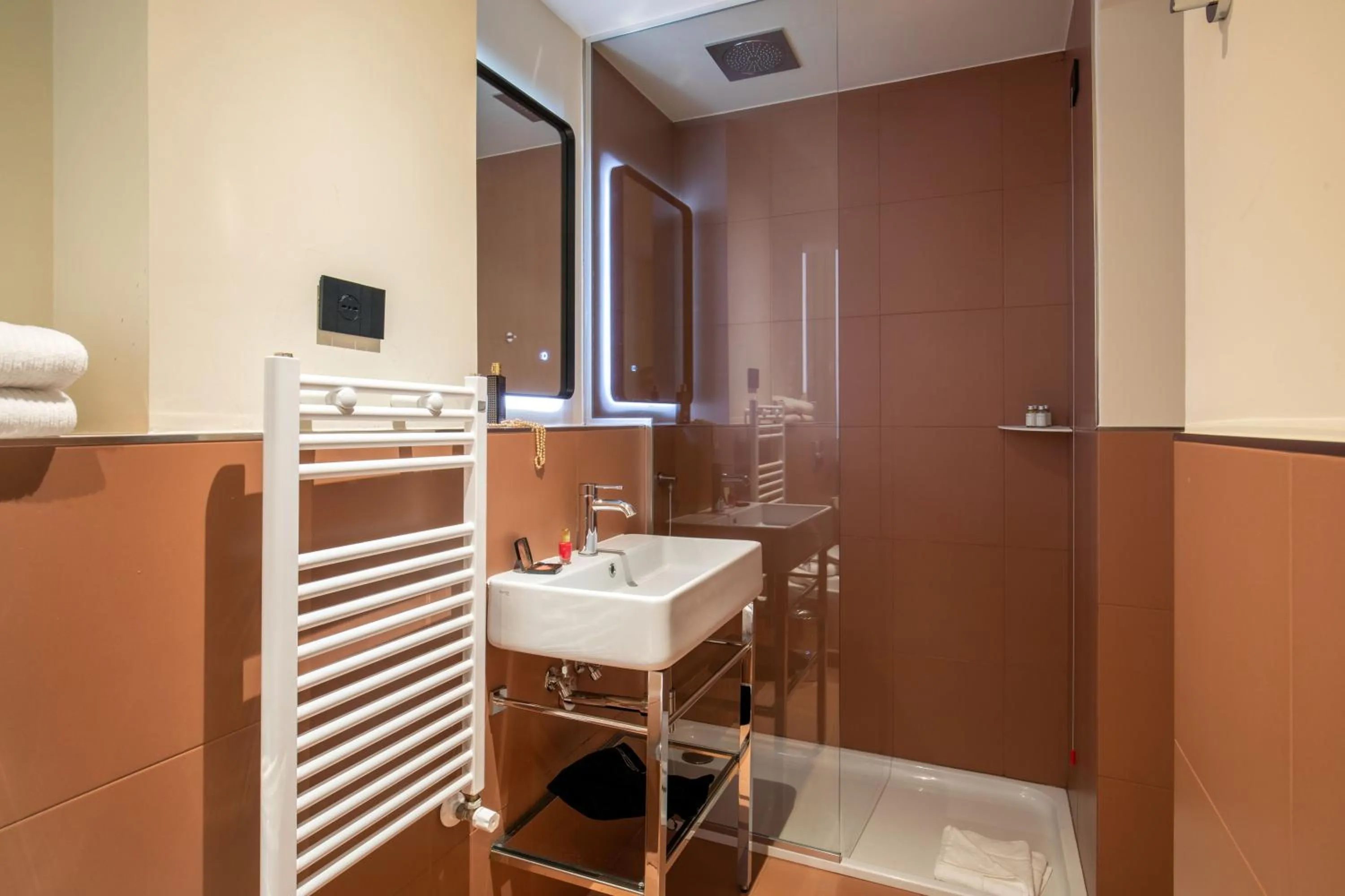 Shower in 9Hotel Cesari