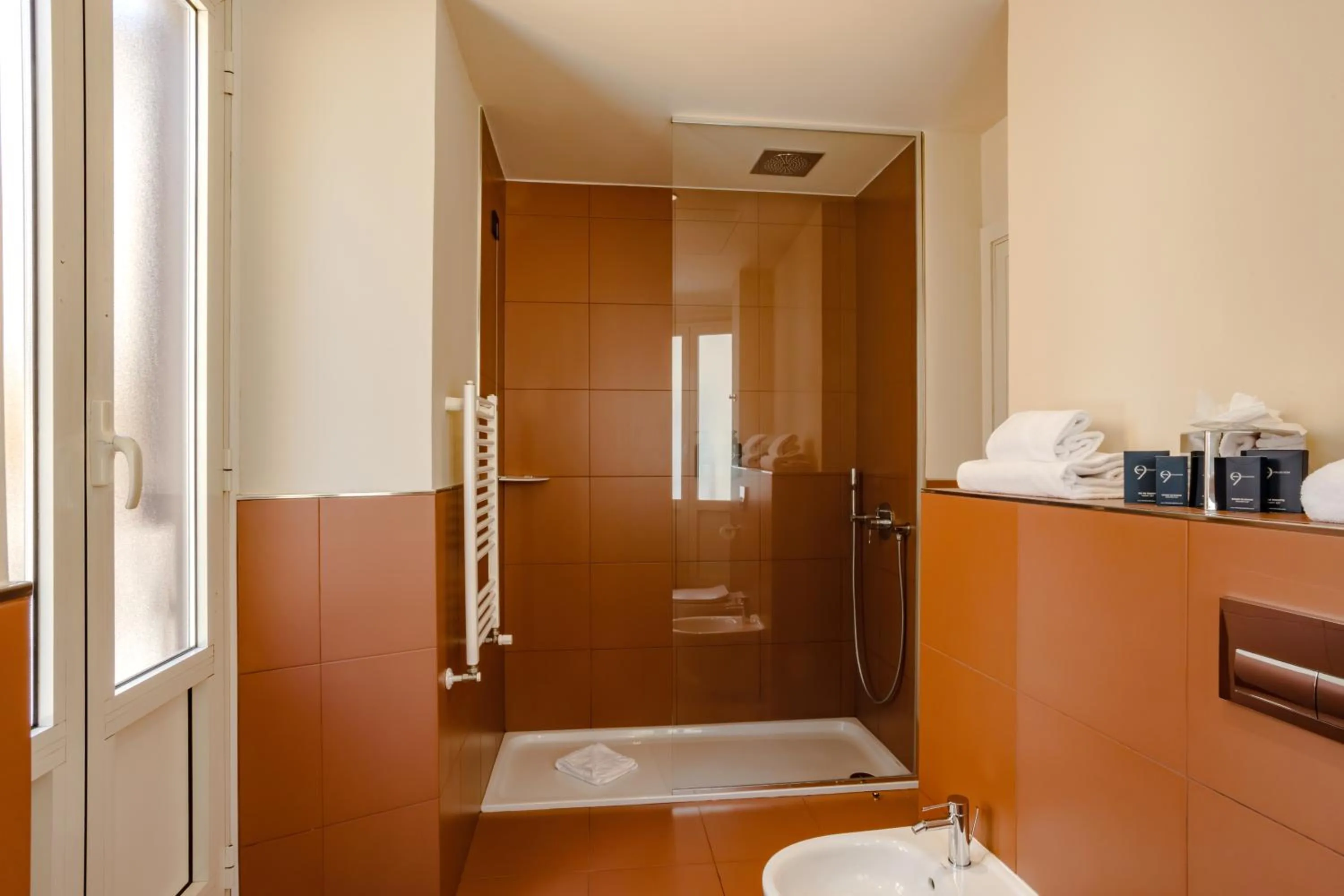 Shower in 9Hotel Cesari