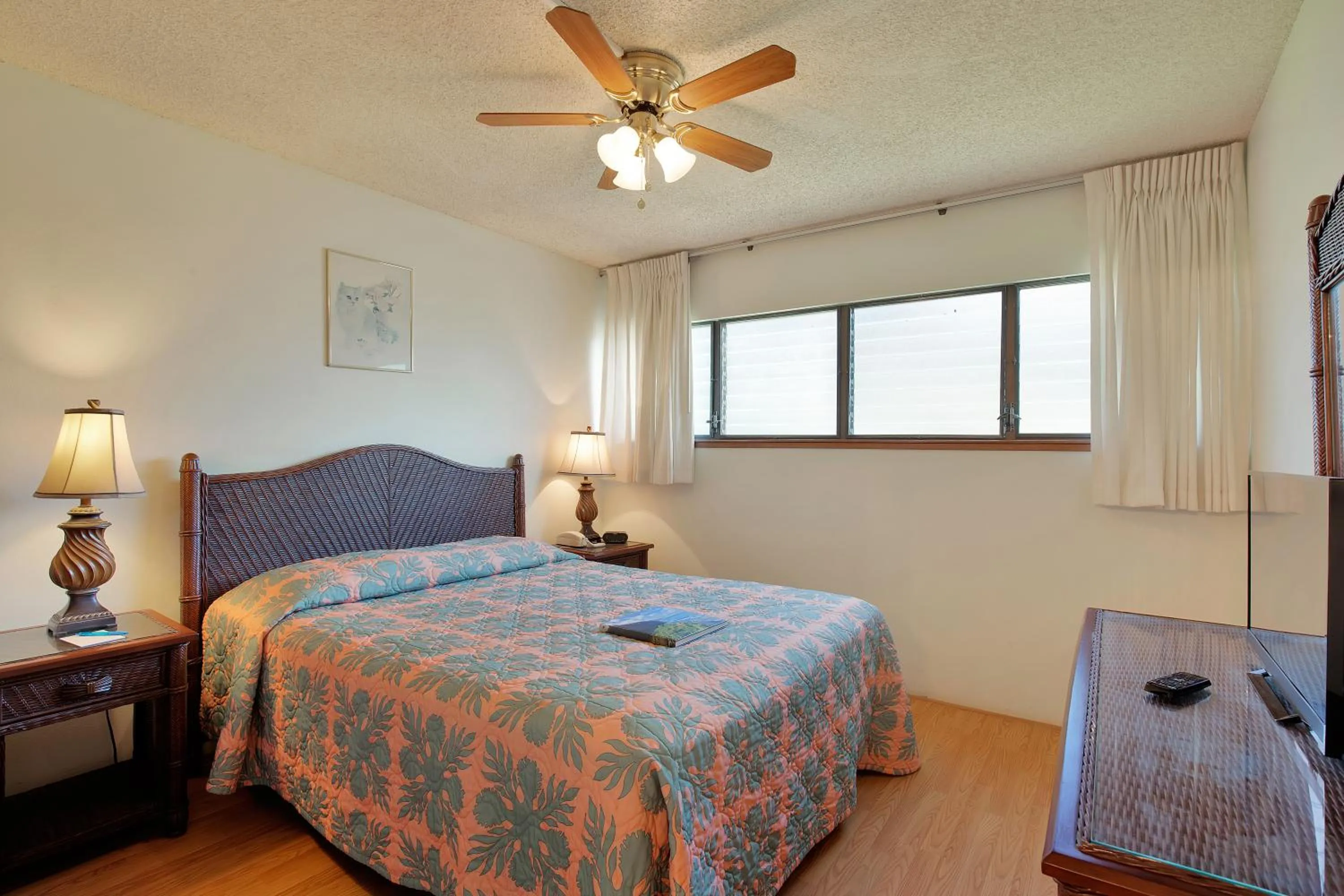 Bedroom, Bed in Castle at Moloka'i Shores