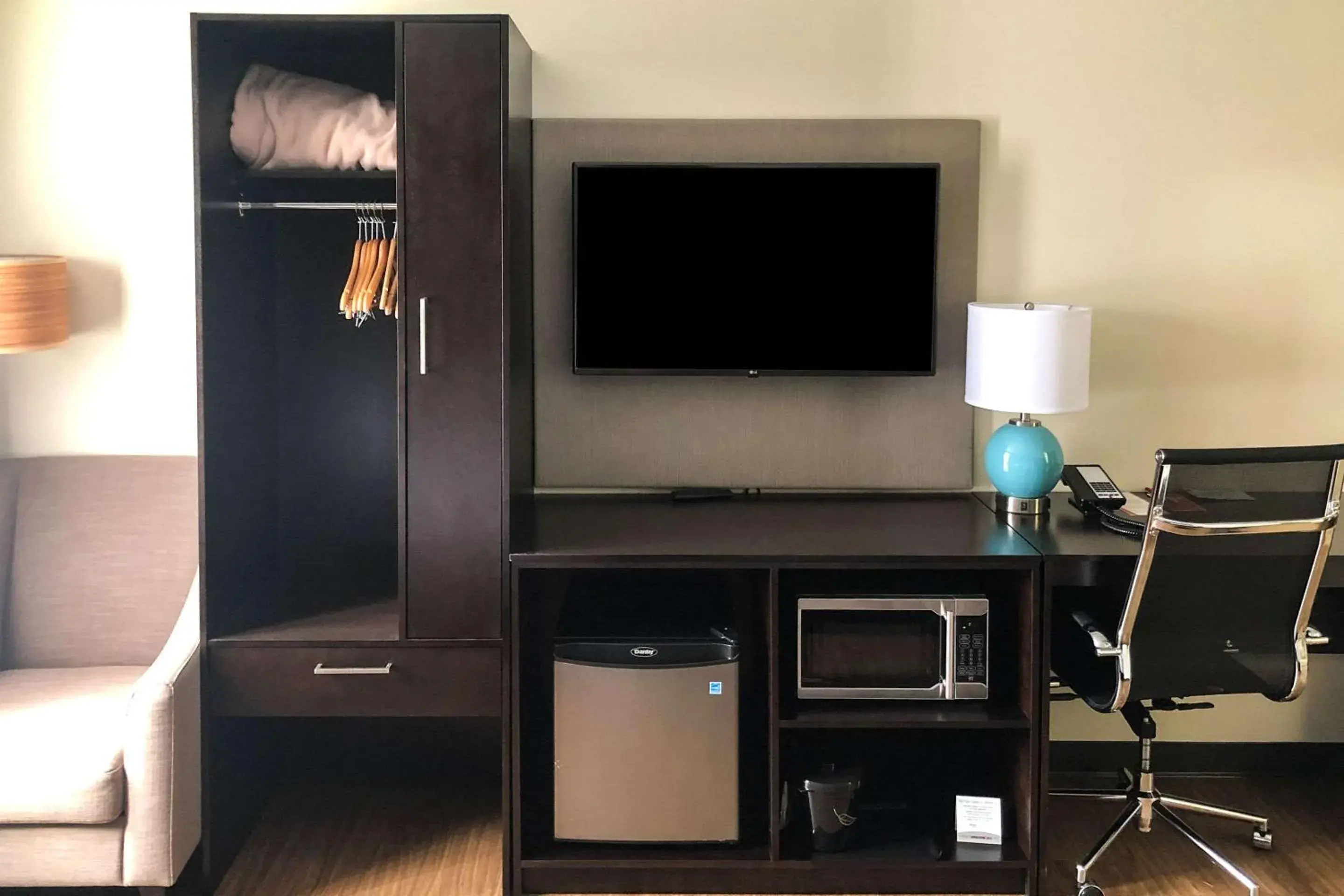 Photo of the whole room in Sleep Inn & Suites Quebec City East Photo of the whole room in Sleep Inn & Suites Quebec City East