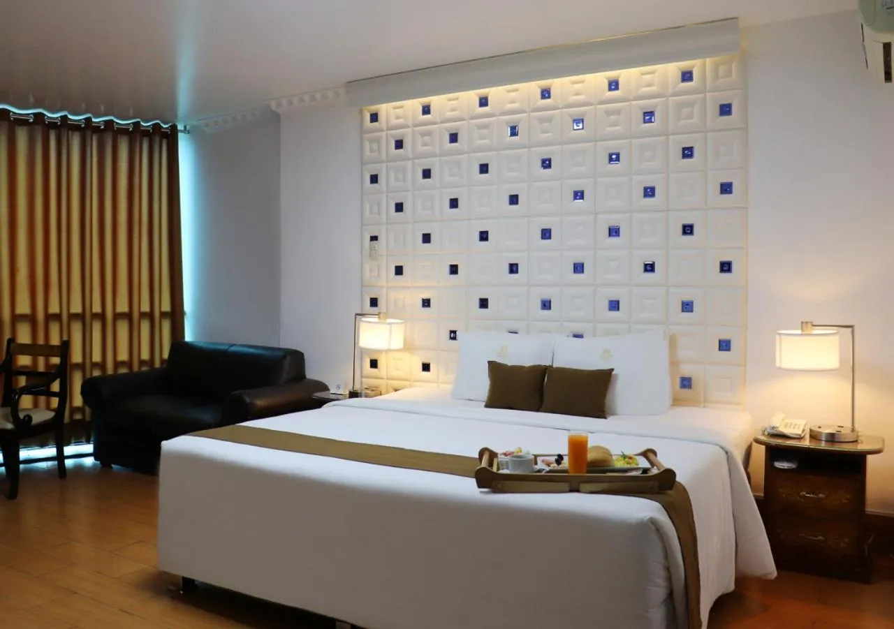 Bed in Inkari Suites Hotel