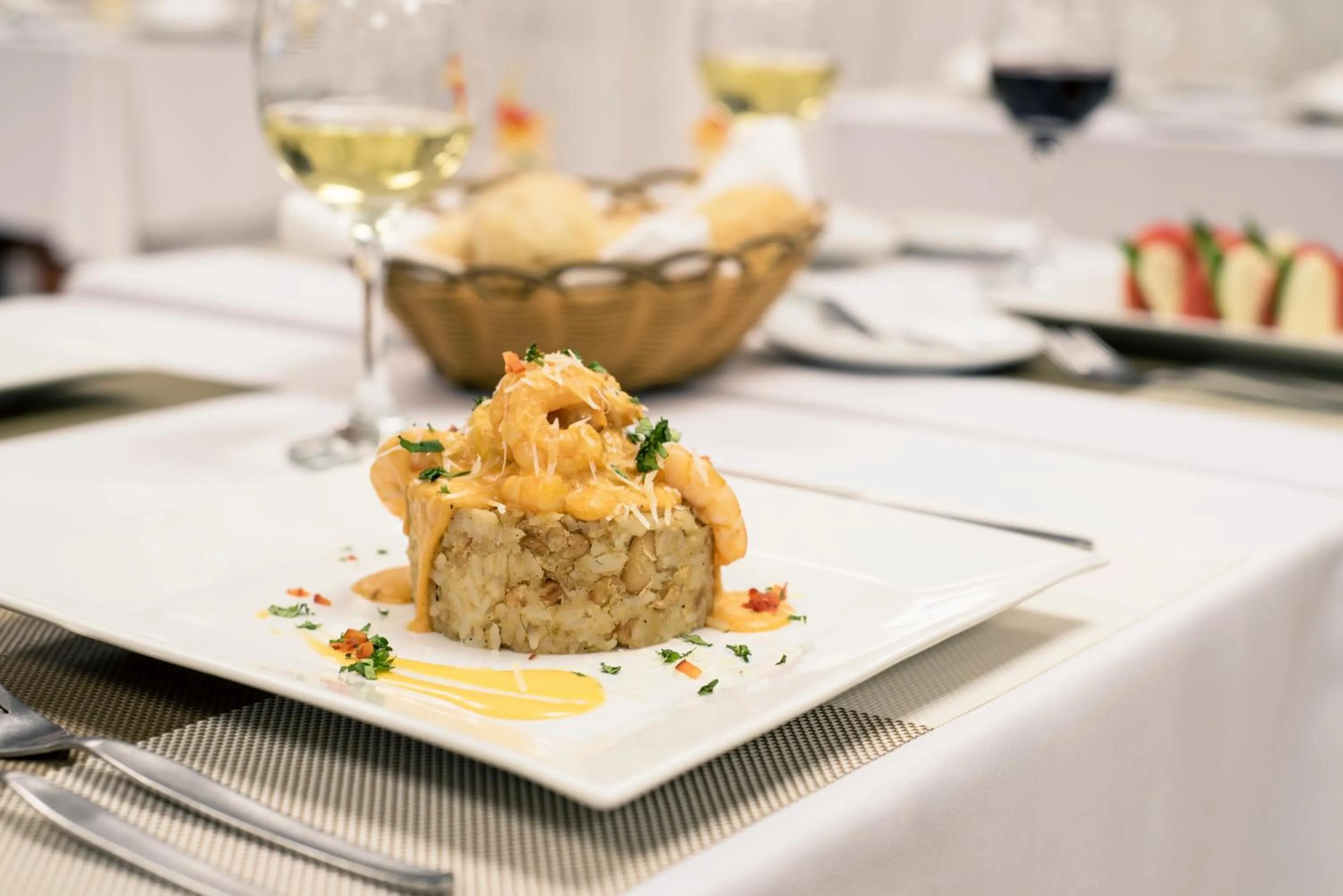 Restaurant/places to eat in Inkari Suites Hotel