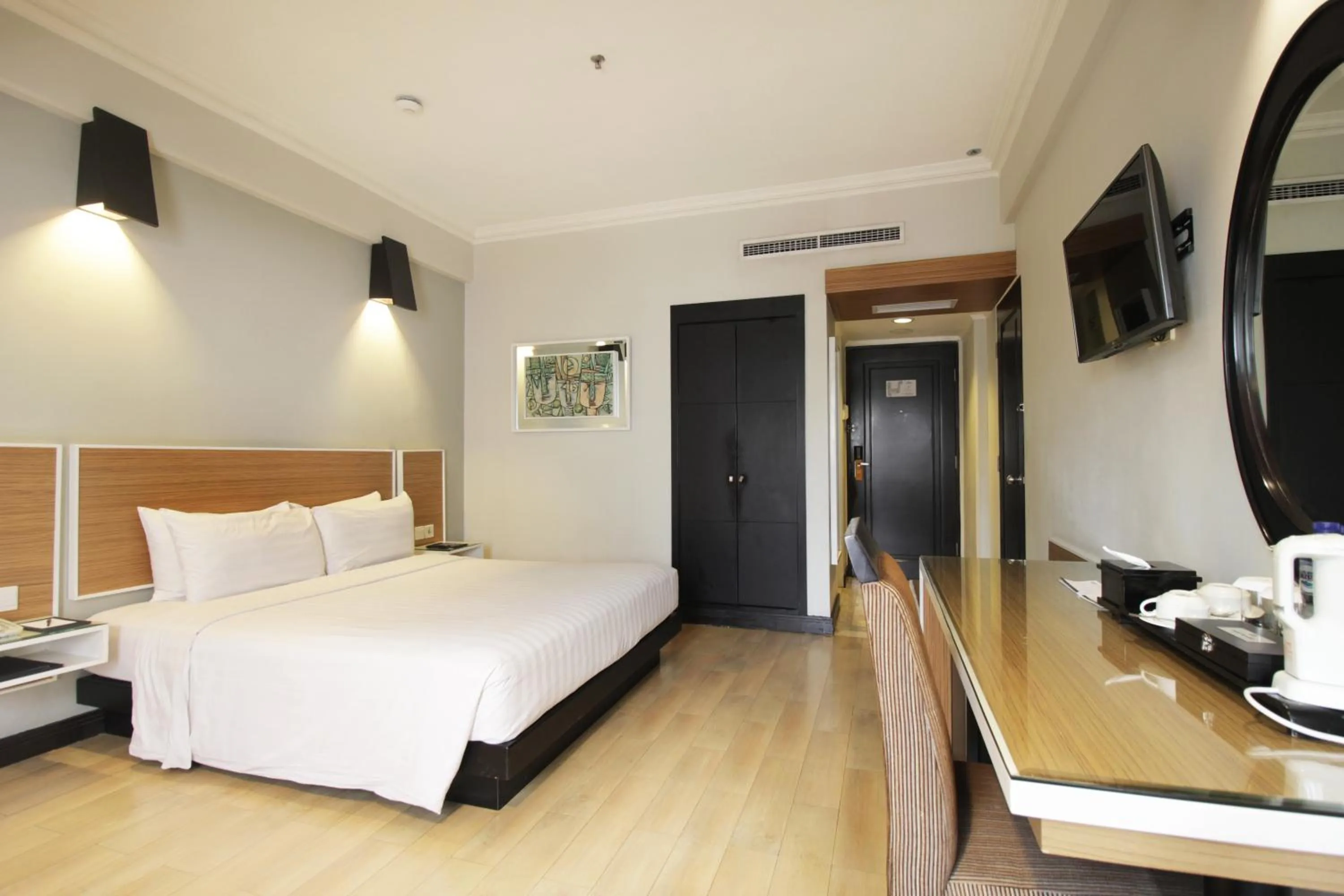 Bedroom, Bed in Hotel Santika Premiere Jogja