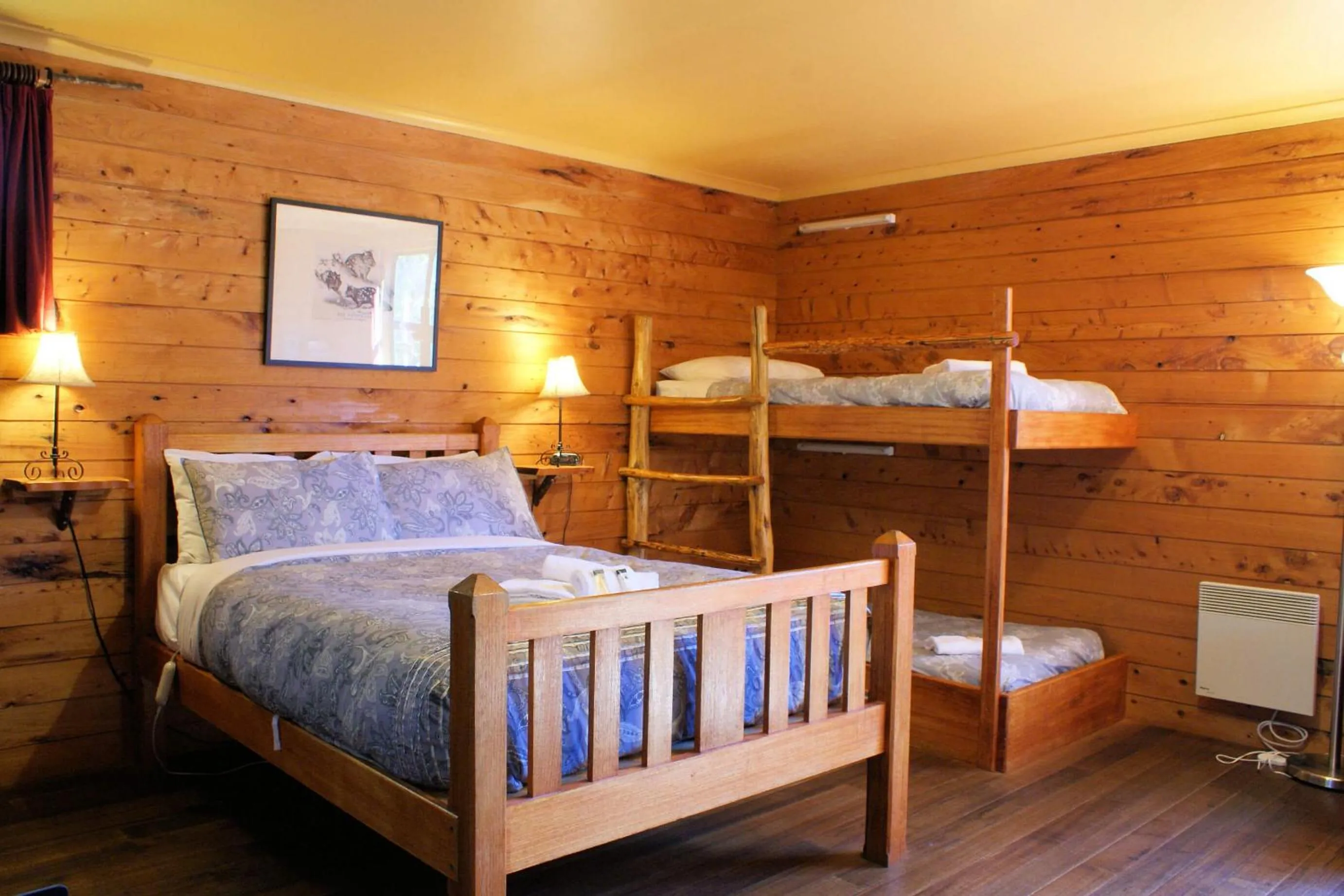 Bedroom, Bed in Cradle Highlander